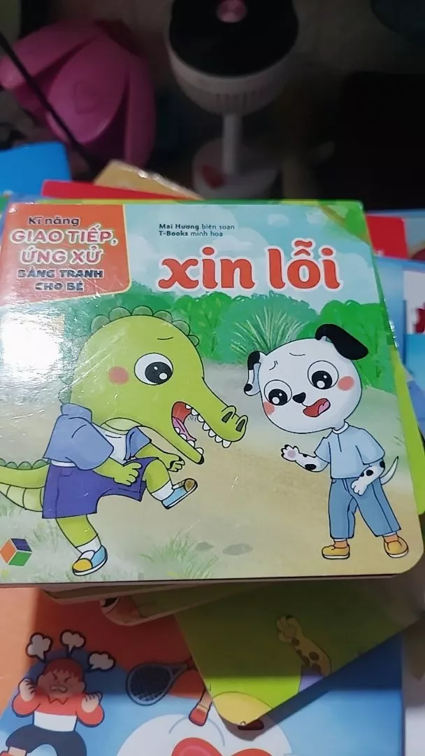Bé con rất thích xem. _3