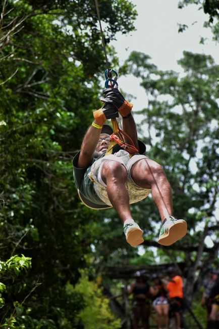Tirolesa sobre la selva en la Riviera Maya