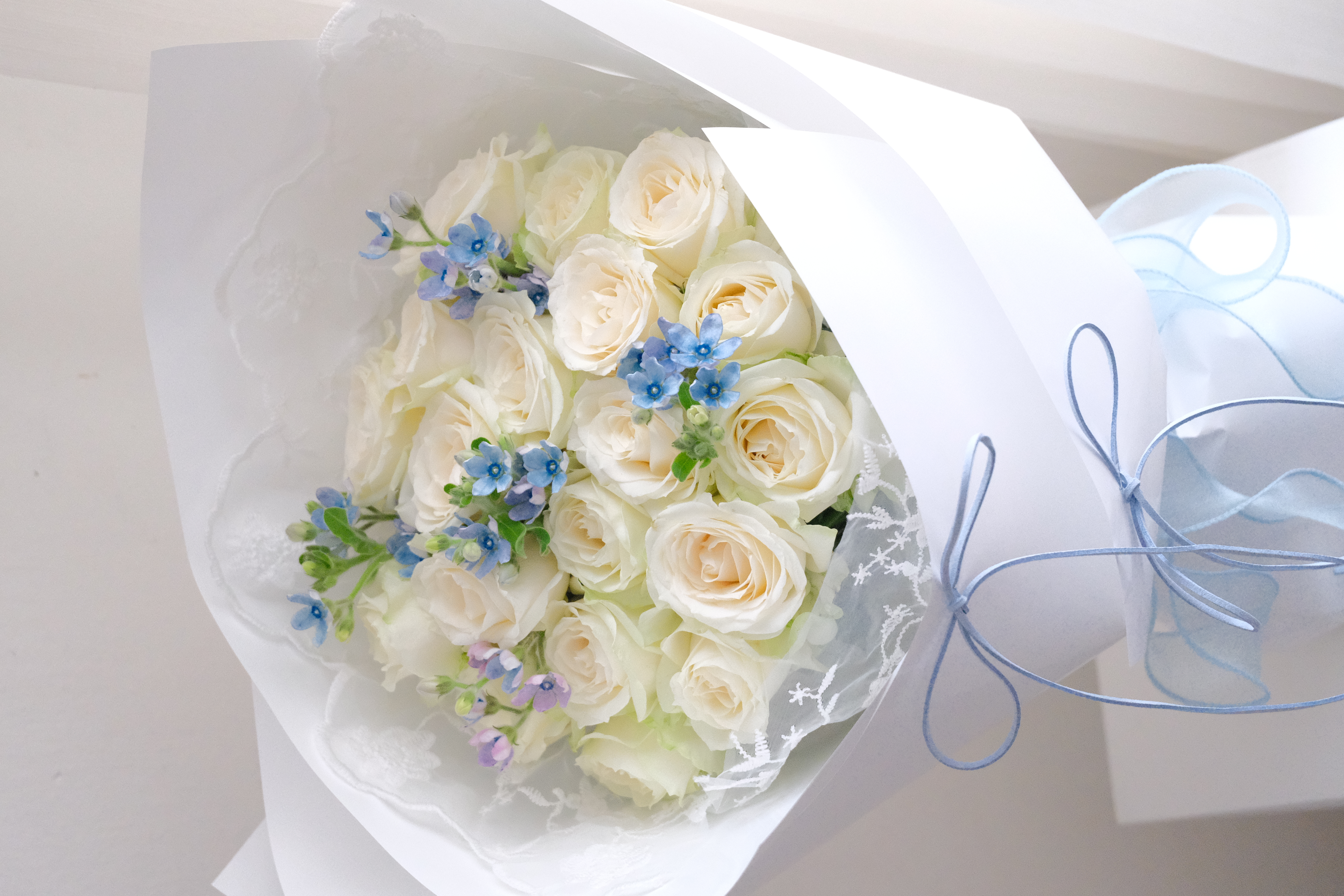 Blue Halo - Bó hồng trắng mix sao xanh và vải ren