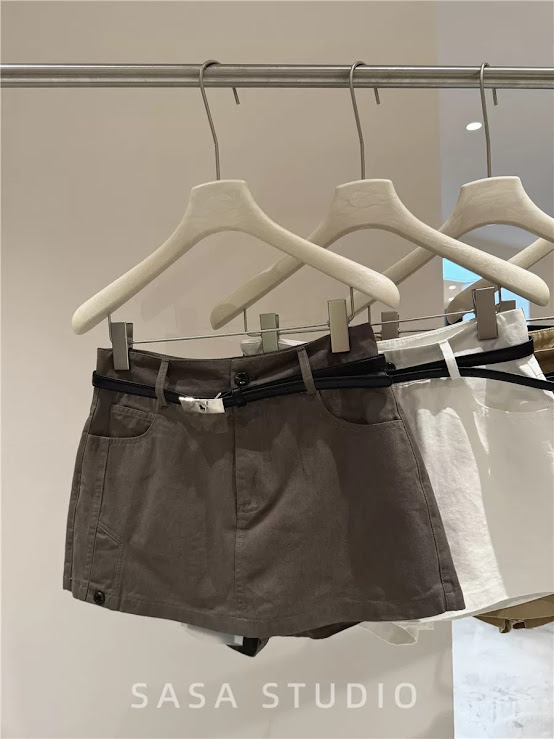 Lucas - Chân váy kaki dáng ngắn bổ túi vuông kéo khóa, trần chỉ đính cúc gấu lệch 1 bên 26505