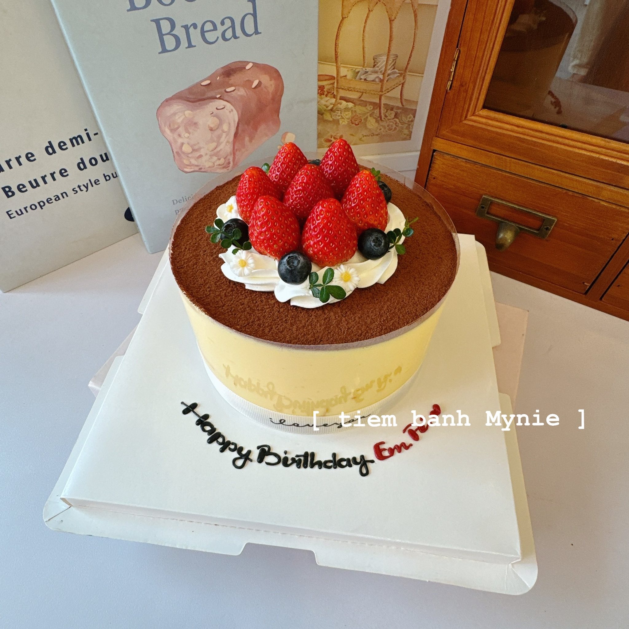 Bánh tiramisu trang trí dâu tây - TM001_thumbnail_3