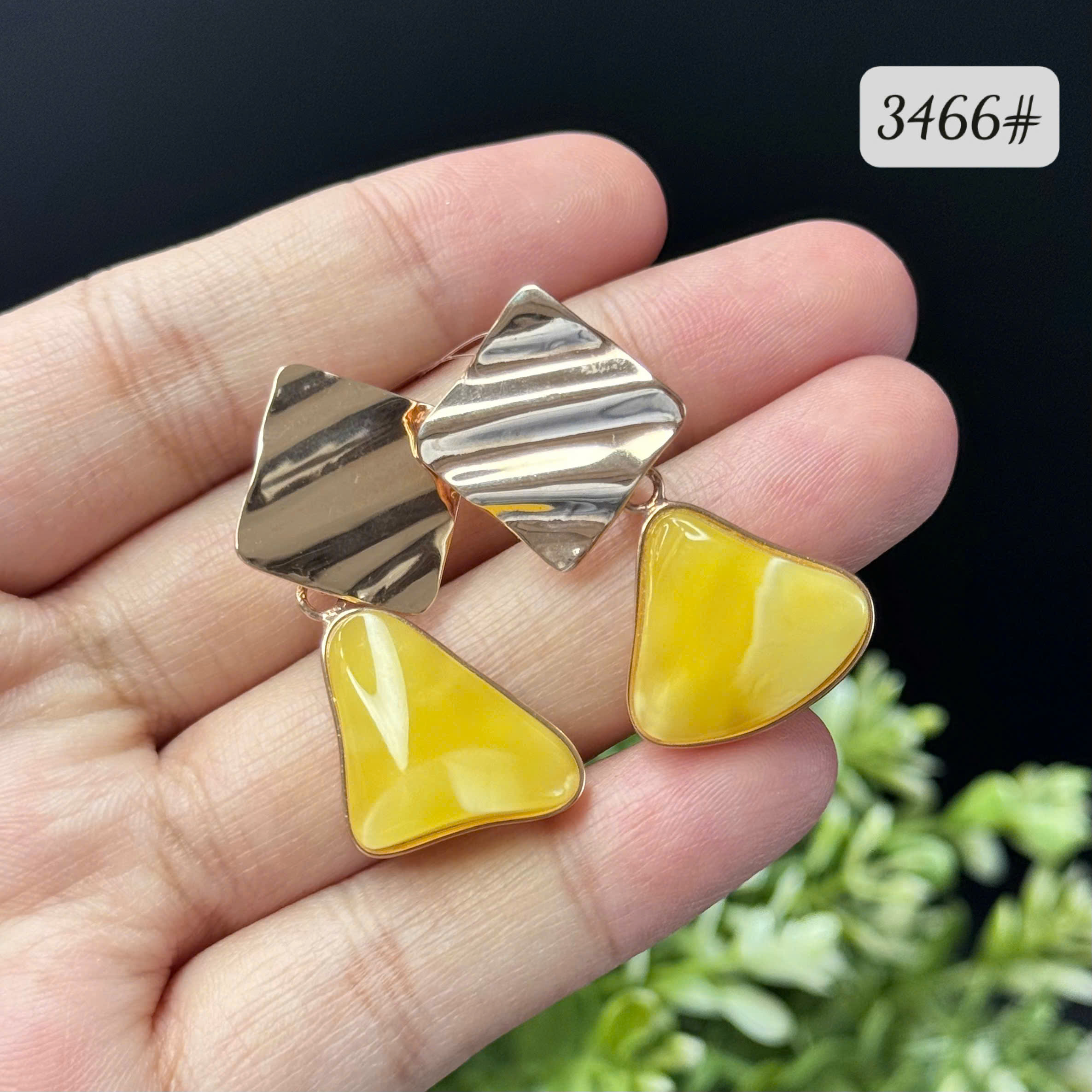 Bông Tai Hổ Phách Mật Vàng Dáng Tam Giác Khung Bạc Si Vàng - 3466