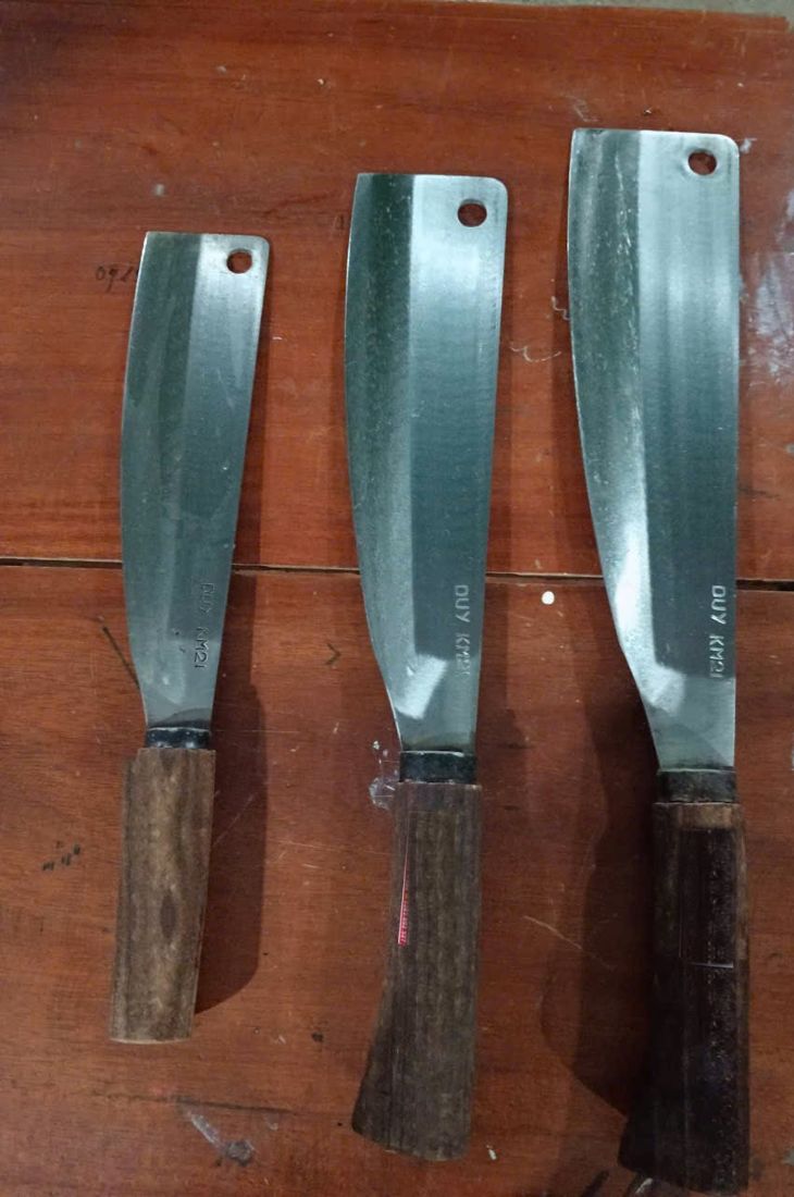 Dao thép đen rèn tay cán gỗ