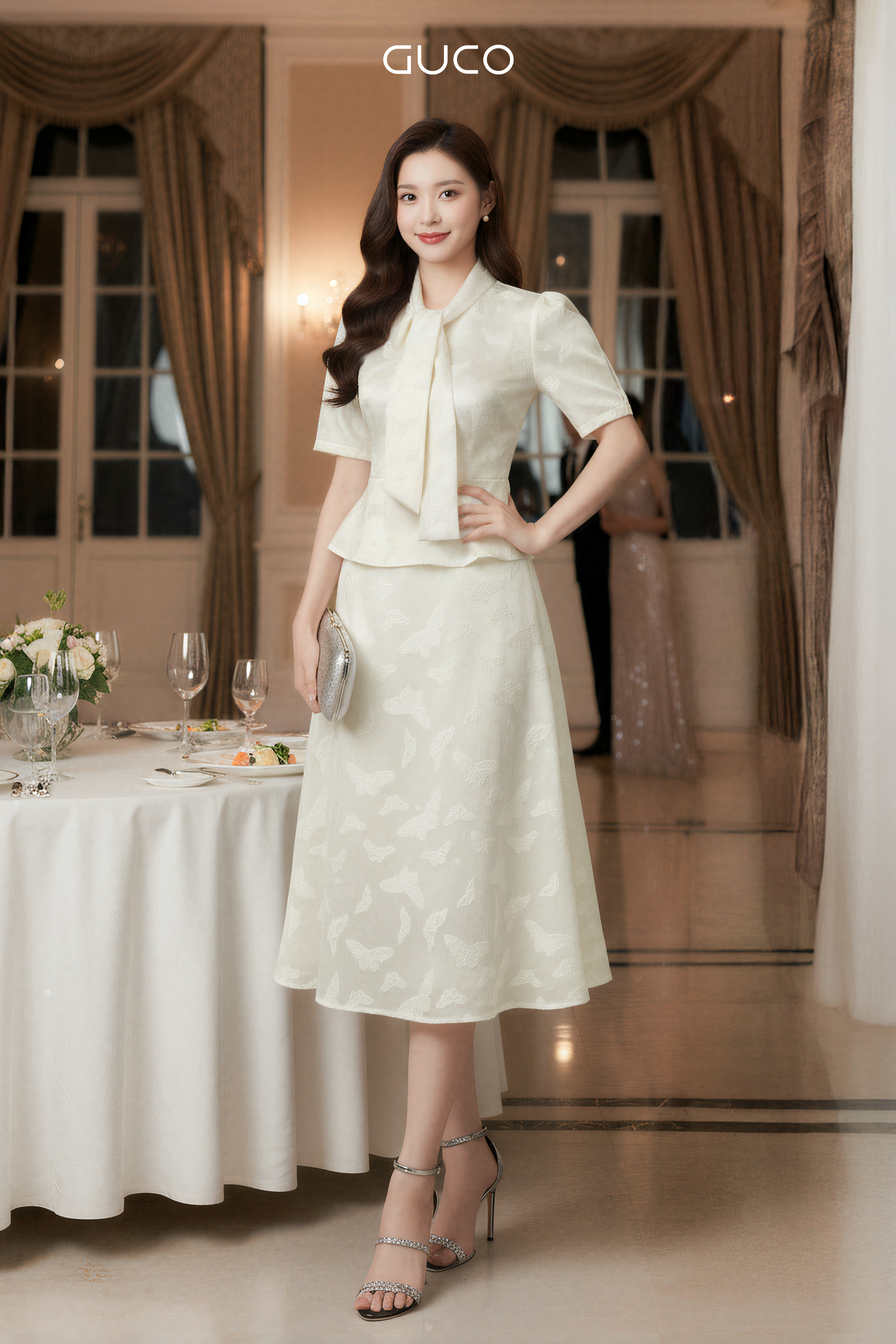 ÁO KIỂU HÌNH BƯỚM  CỘT NƠ CÀI NÚT - KEM