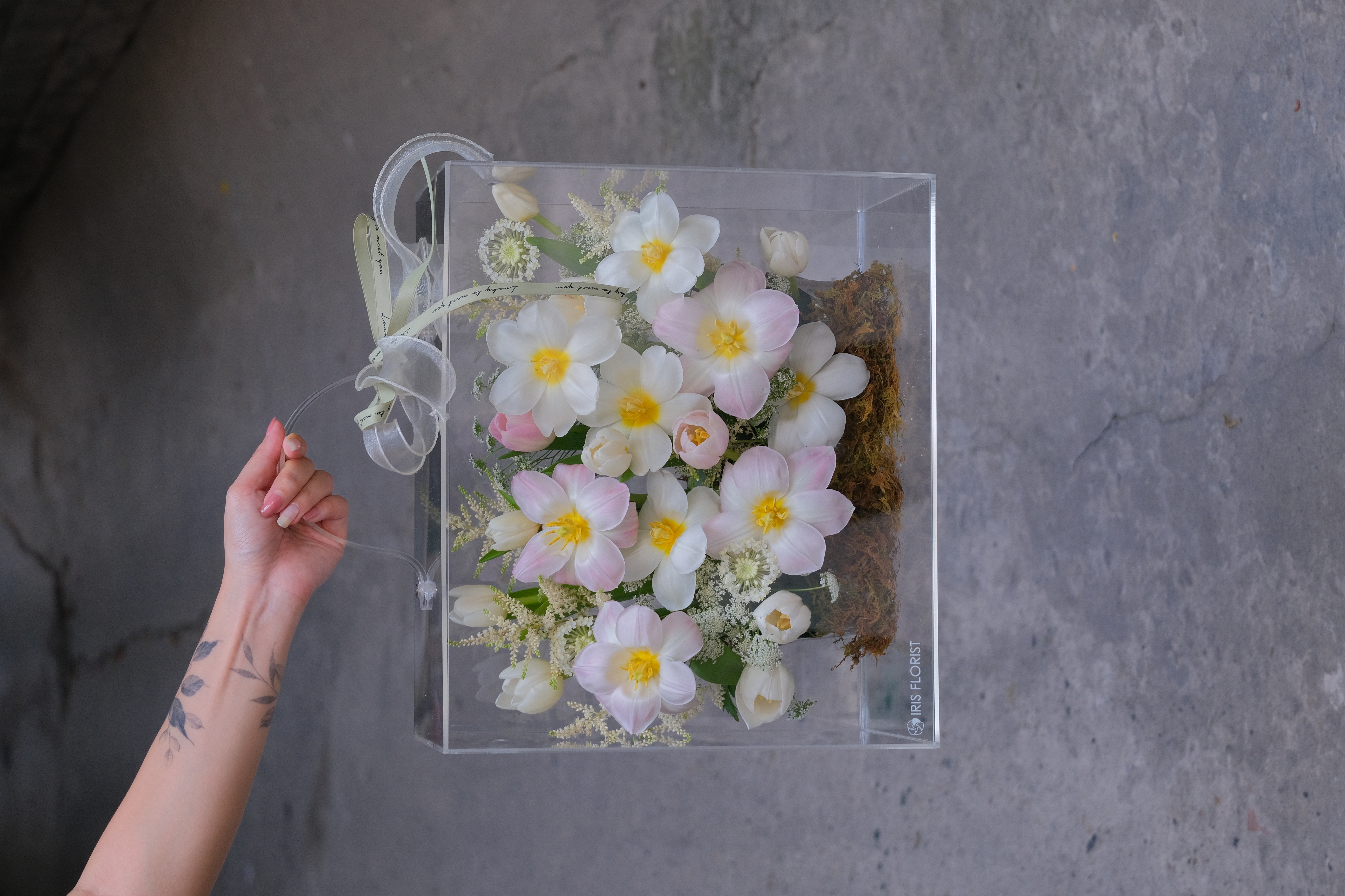 Hộp hoa Mica Tulip mix trắng hồng mix Astible - Hộp 30x35cm