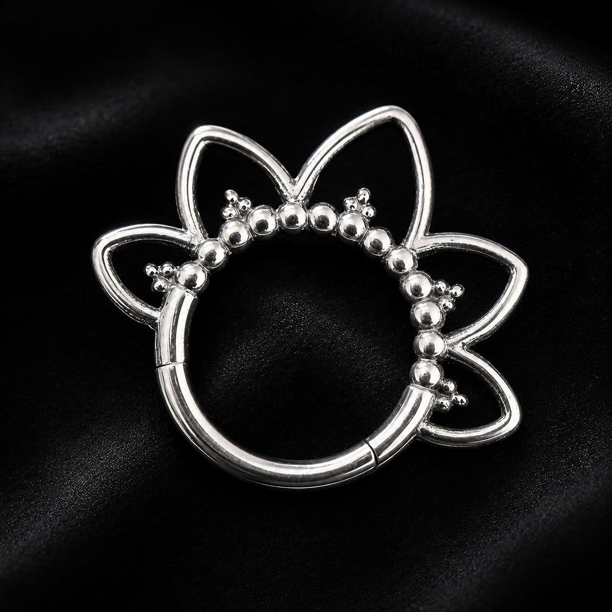 Daith titan 5 cánh hoa trơn rỗng 8mm.