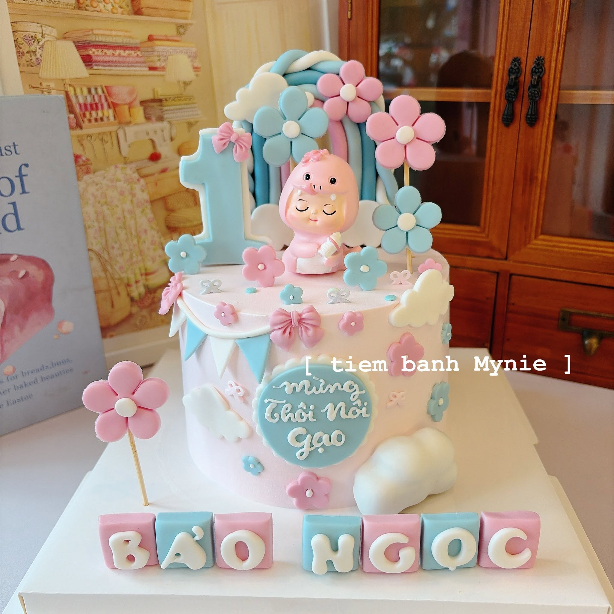 Bánh thôi nôi, bánh cho bé gái tone hồng mix xanh dương