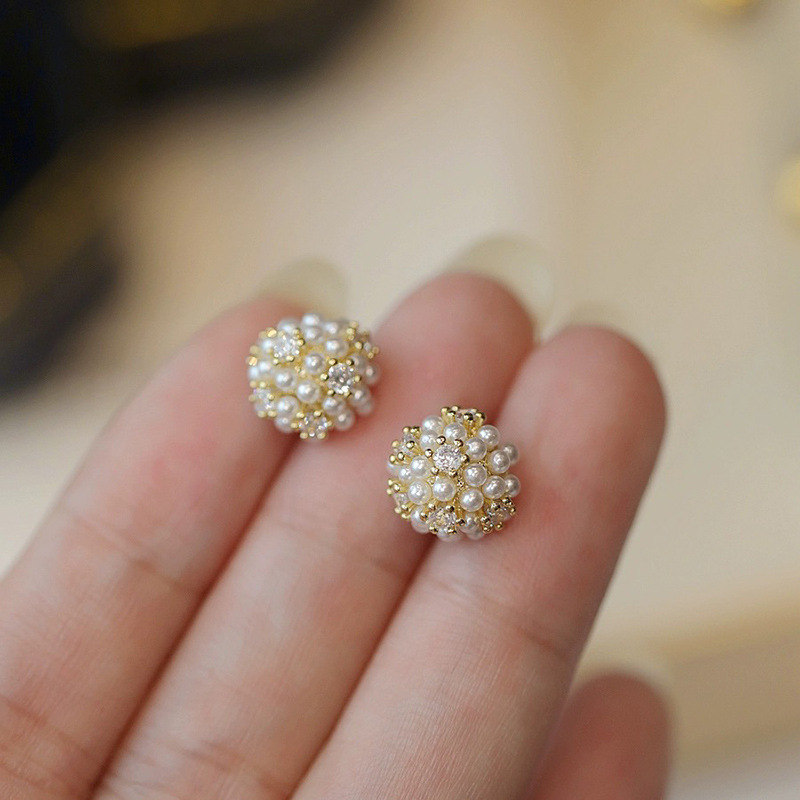Khuyên tai đính ngọc trai zircon nhỏ nhắn, tinh tế kiểu retro năm 2024 dành cho nữ, kiểu dáng hoa cẩm tú cầu thanh lịch và đơn giản, khuyên tai kim bạc S925