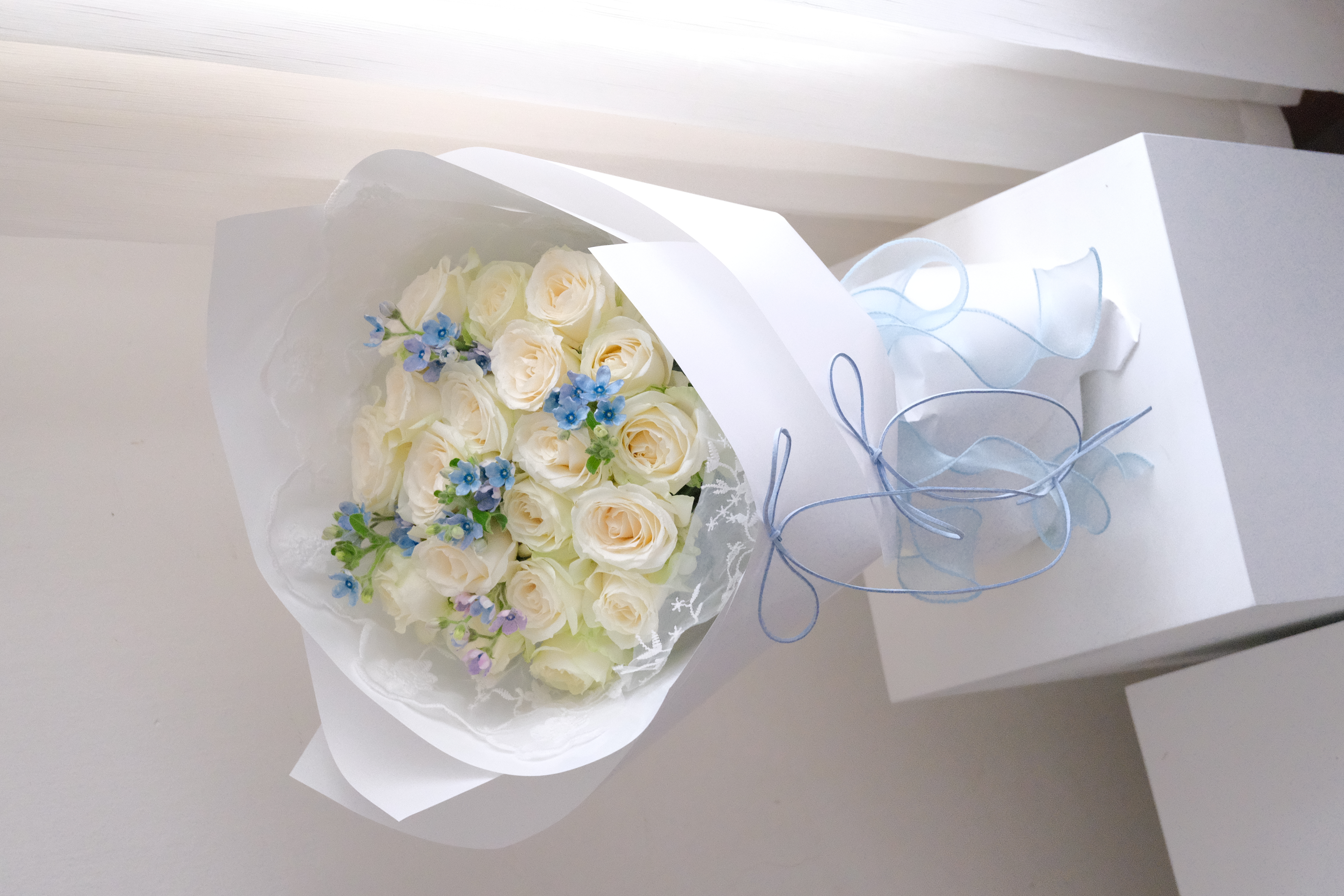 Blue Halo - Bó hồng trắng mix sao xanh và vải ren