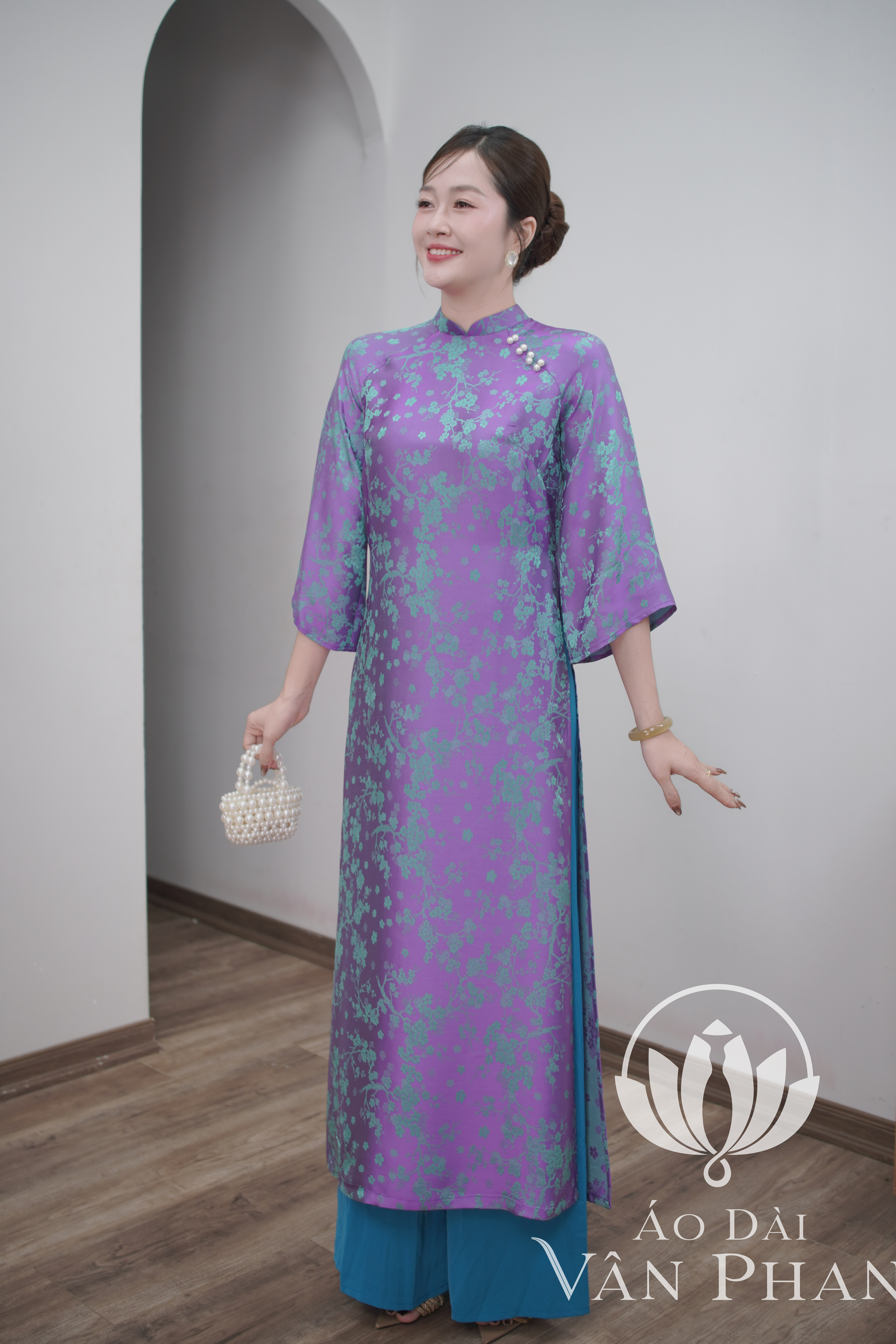 CT410 áo dài cách tân cổ 2p tay loe tơ tằm tím hoa đào_thumbnail_2