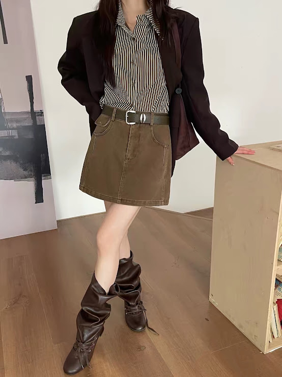Lucas - Chân váy Jeans dáng ngắn bổ túi, phối nắp túi đính cúc kim loại viền dọc 2 bên + belt da bản lớn