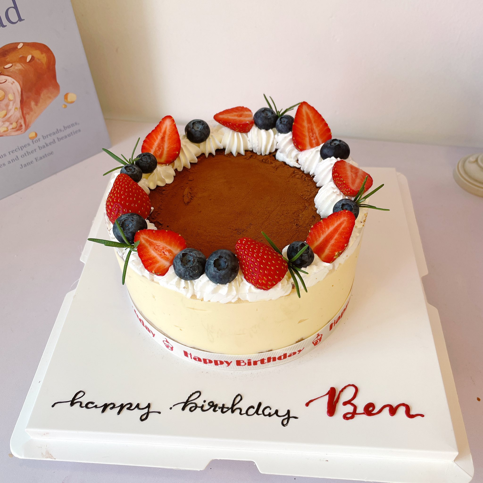 Bánh tiramisu trang trí dâu tây - TM009