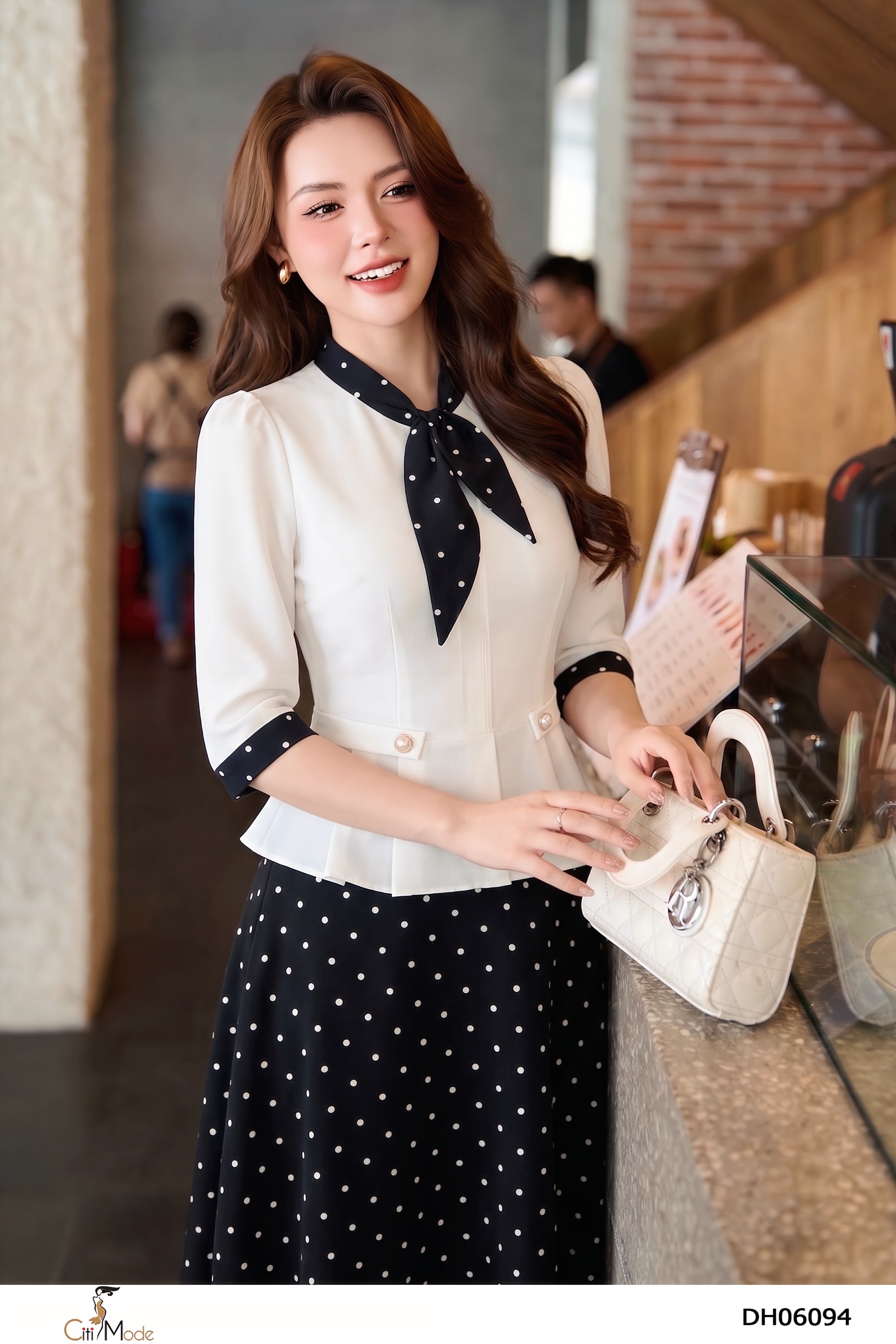 Đầm xòe chấm bi phối trắng cổ nơ cách điệu tay lỡ