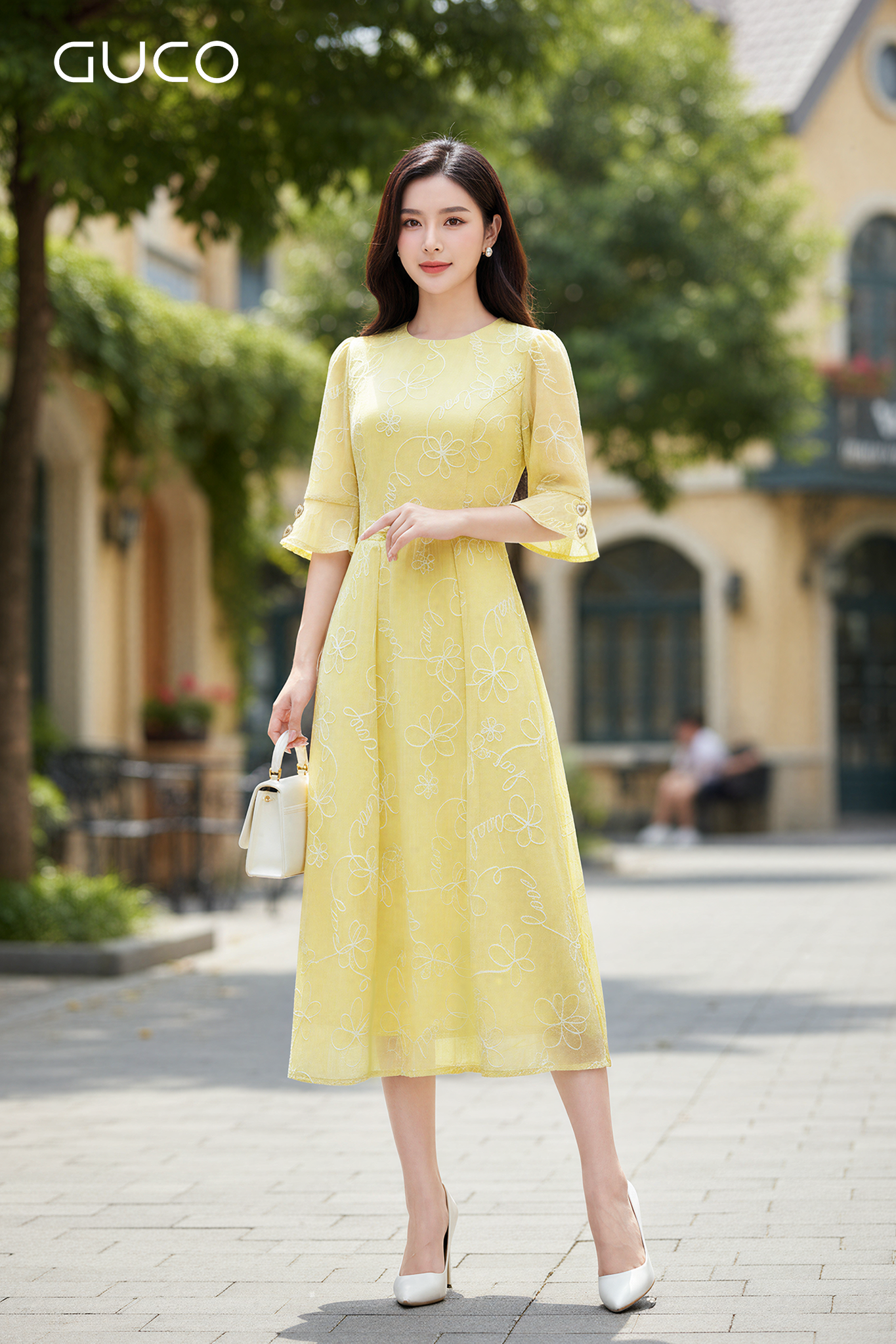 GUCO Đầm Xòe Hoa Thêu Vàng Dịu Dàng