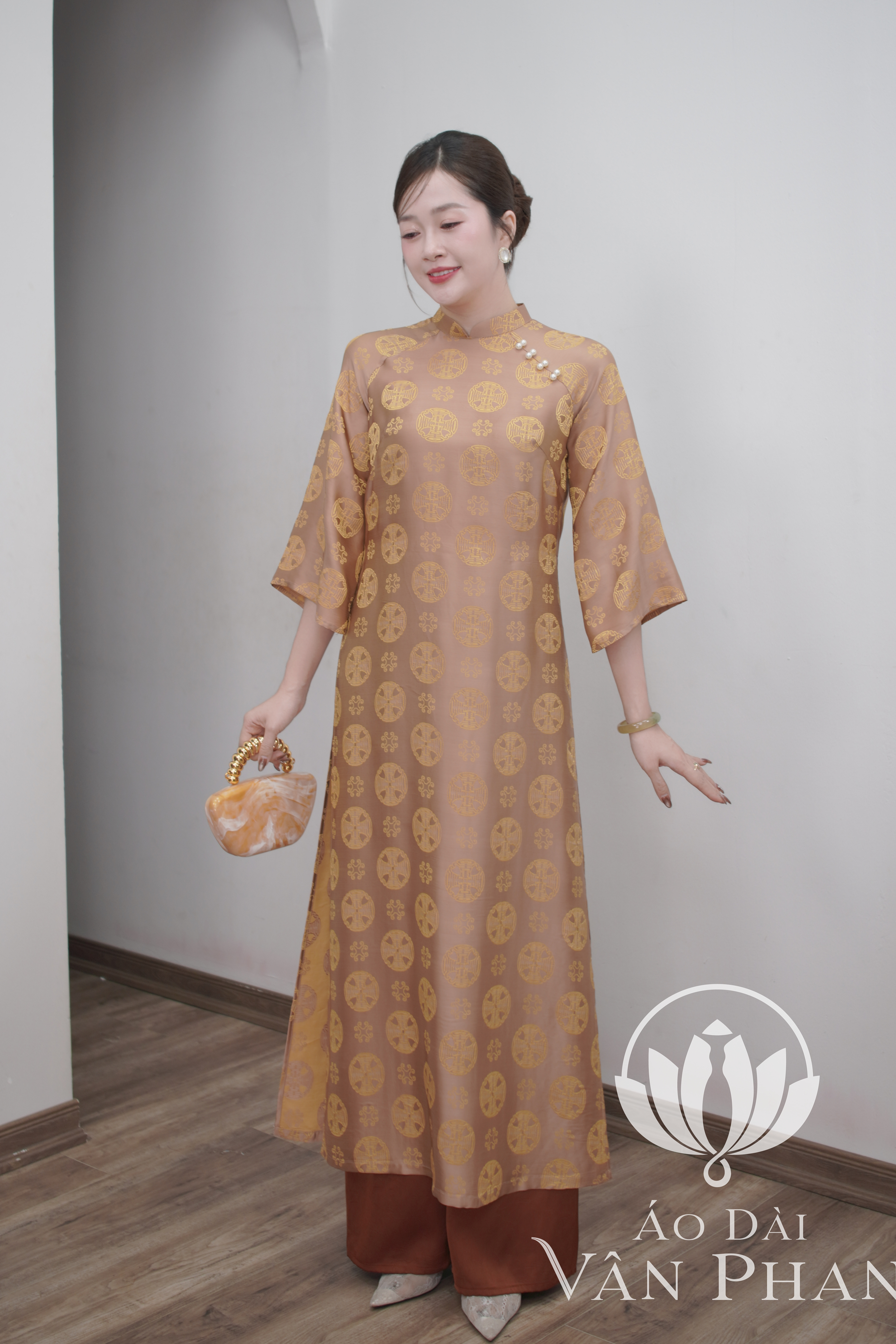CT409 áo dài cách tân cổ 2p tay loe gấm nâu thọ_thumbnail_1