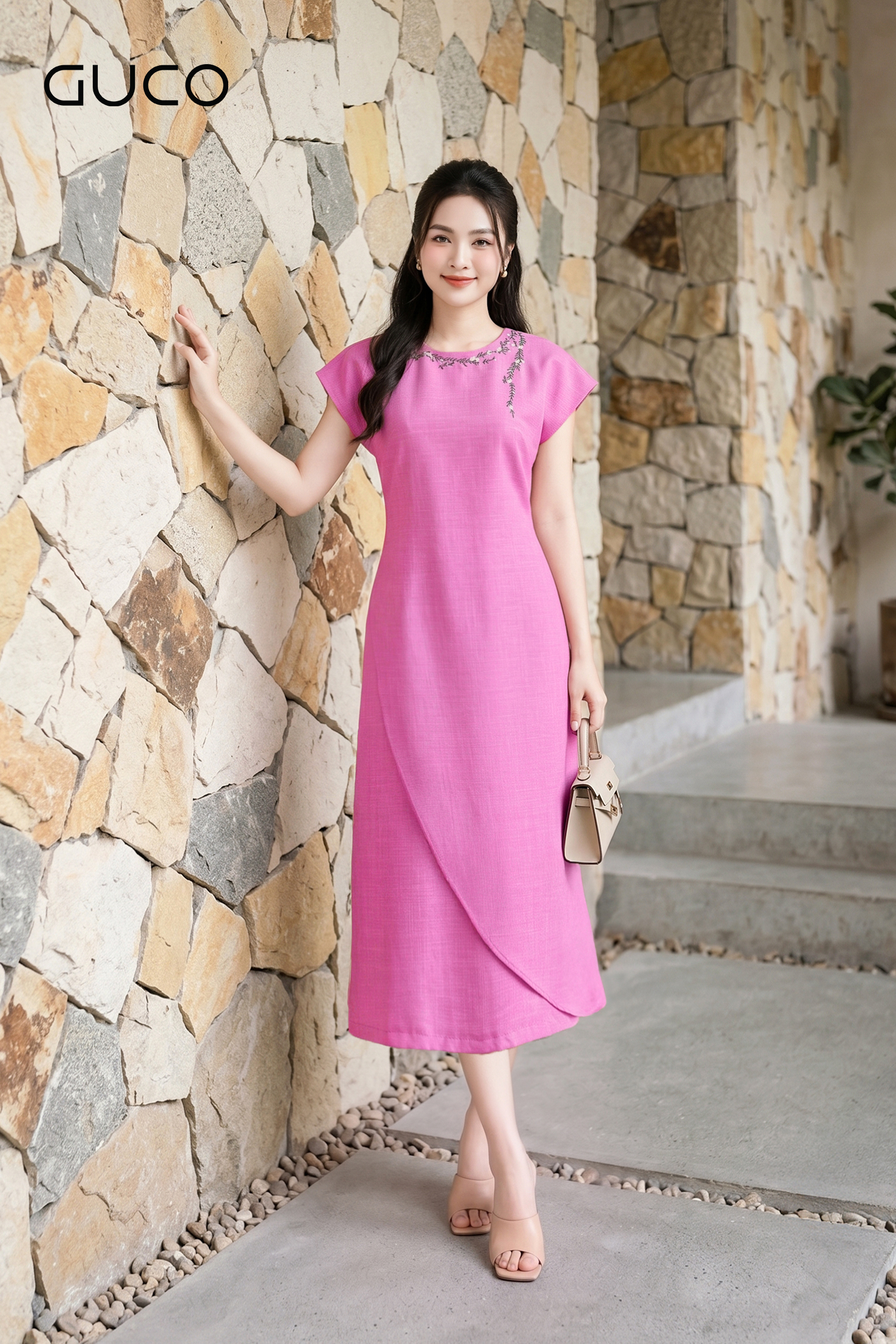 Đầm Suông Hồng Đắp Tà Cổ Thêu