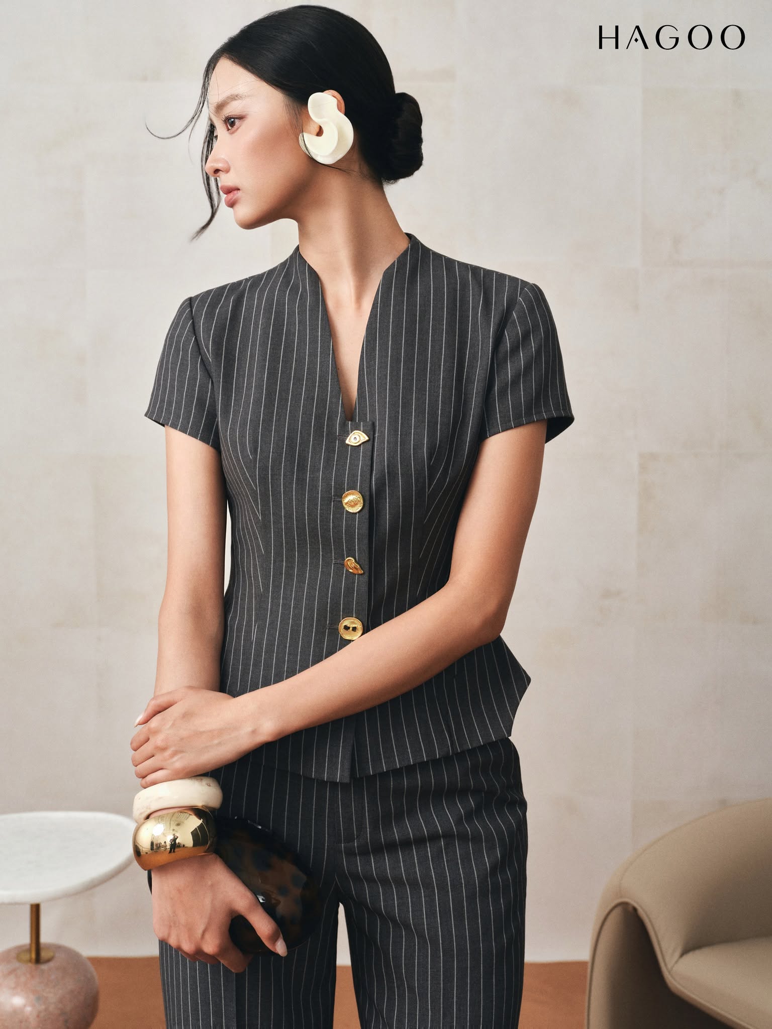 HAGOO-style journalist's jacket with a high collar and hem.