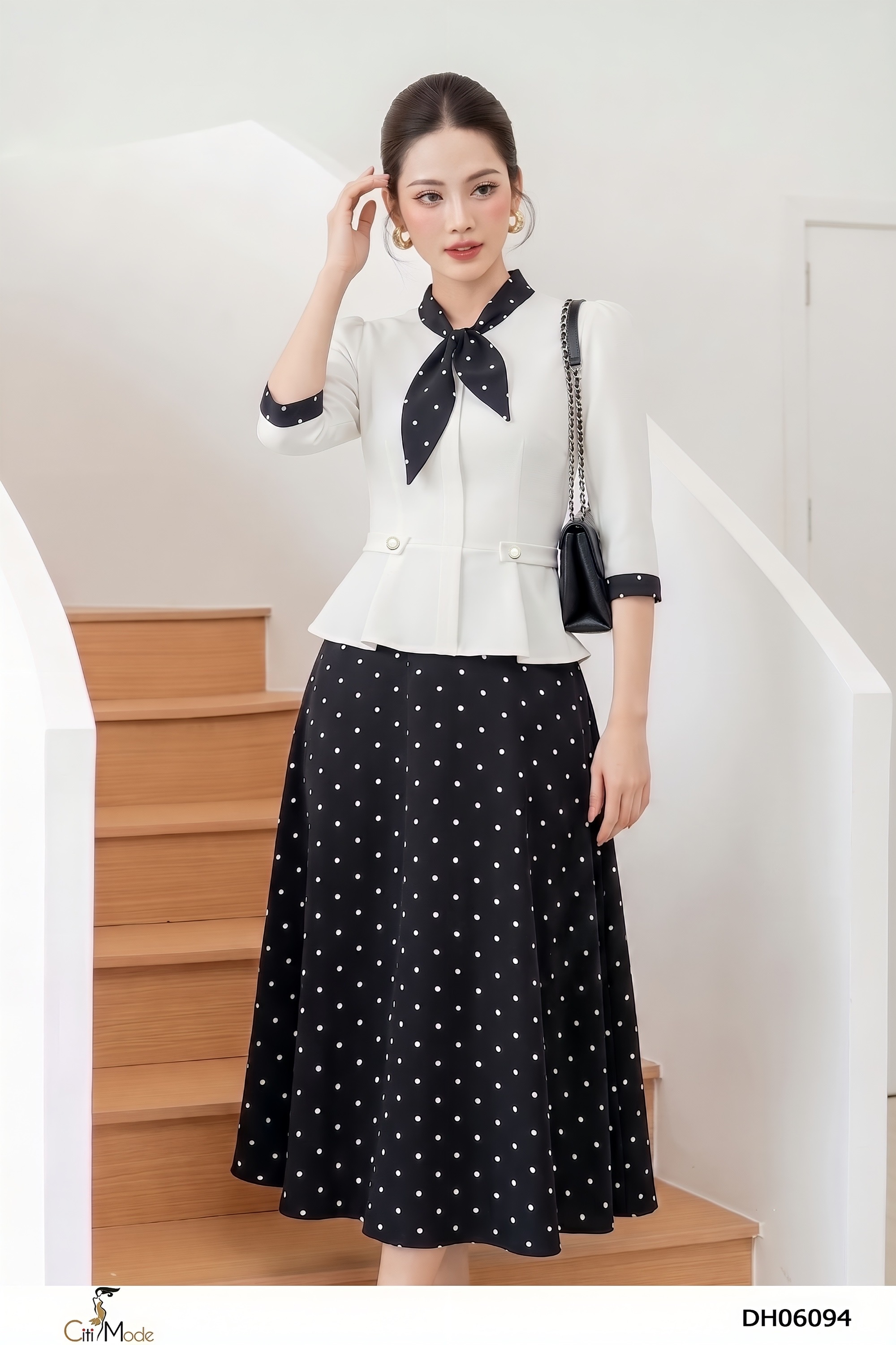 Đầm xòe chấm bi phối trắng cổ nơ cách điệu tay lỡ