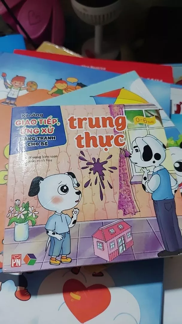 Bé con rất thích xem. _0