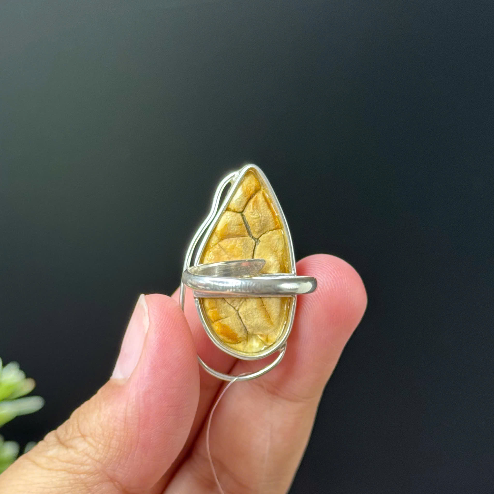 Nhẫn Hổ Phách Hoàng Gia Pha Mật Giọt Nước Khung Bạc Si Vàng - Mã 0278