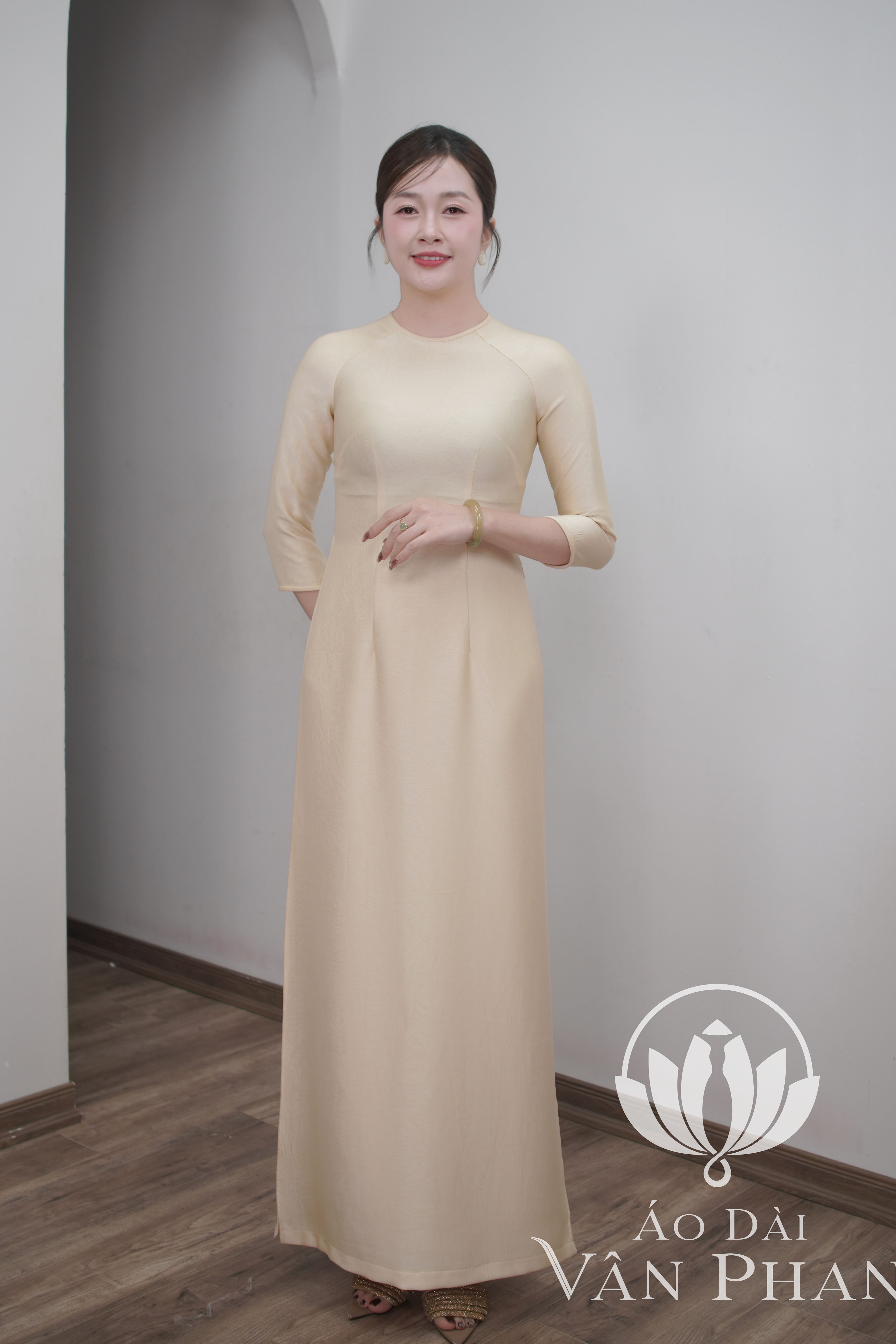A3220CT áo dài cổ khít tay lỡ lụa duba màu kem
