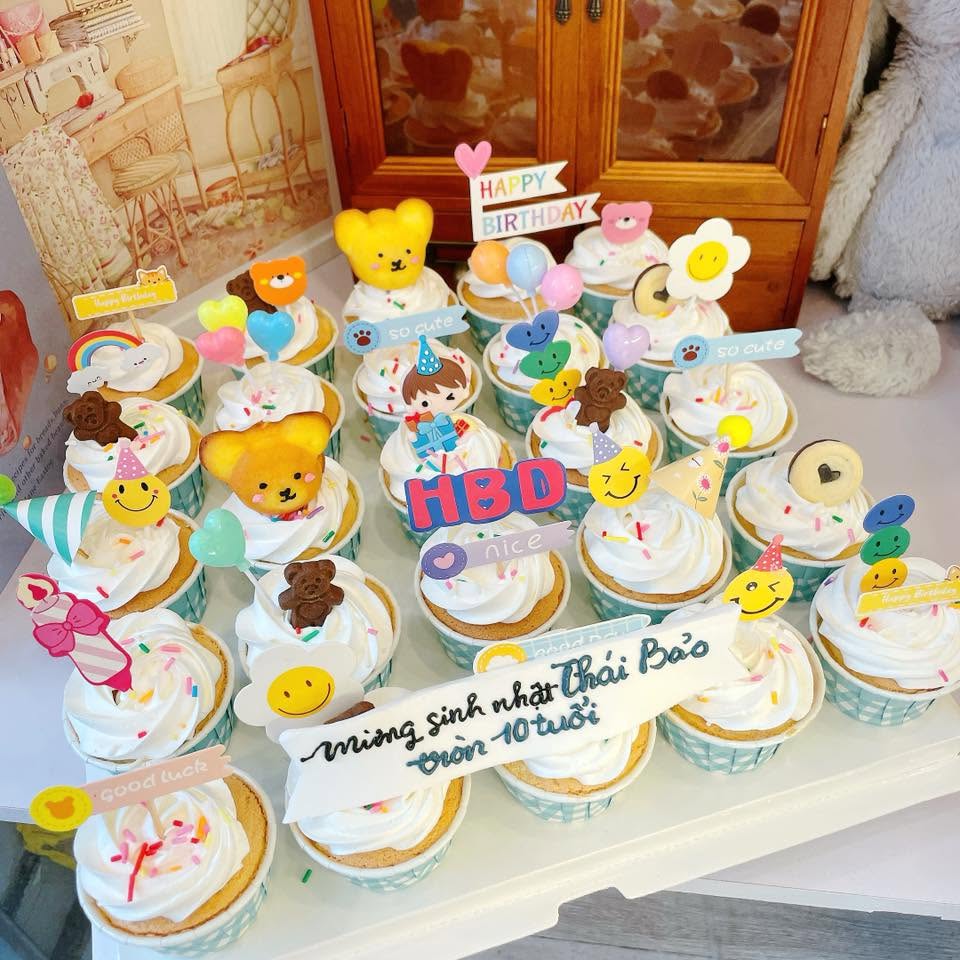 Set bánh cupcake trang trái tag in, tone màu cho bé trai