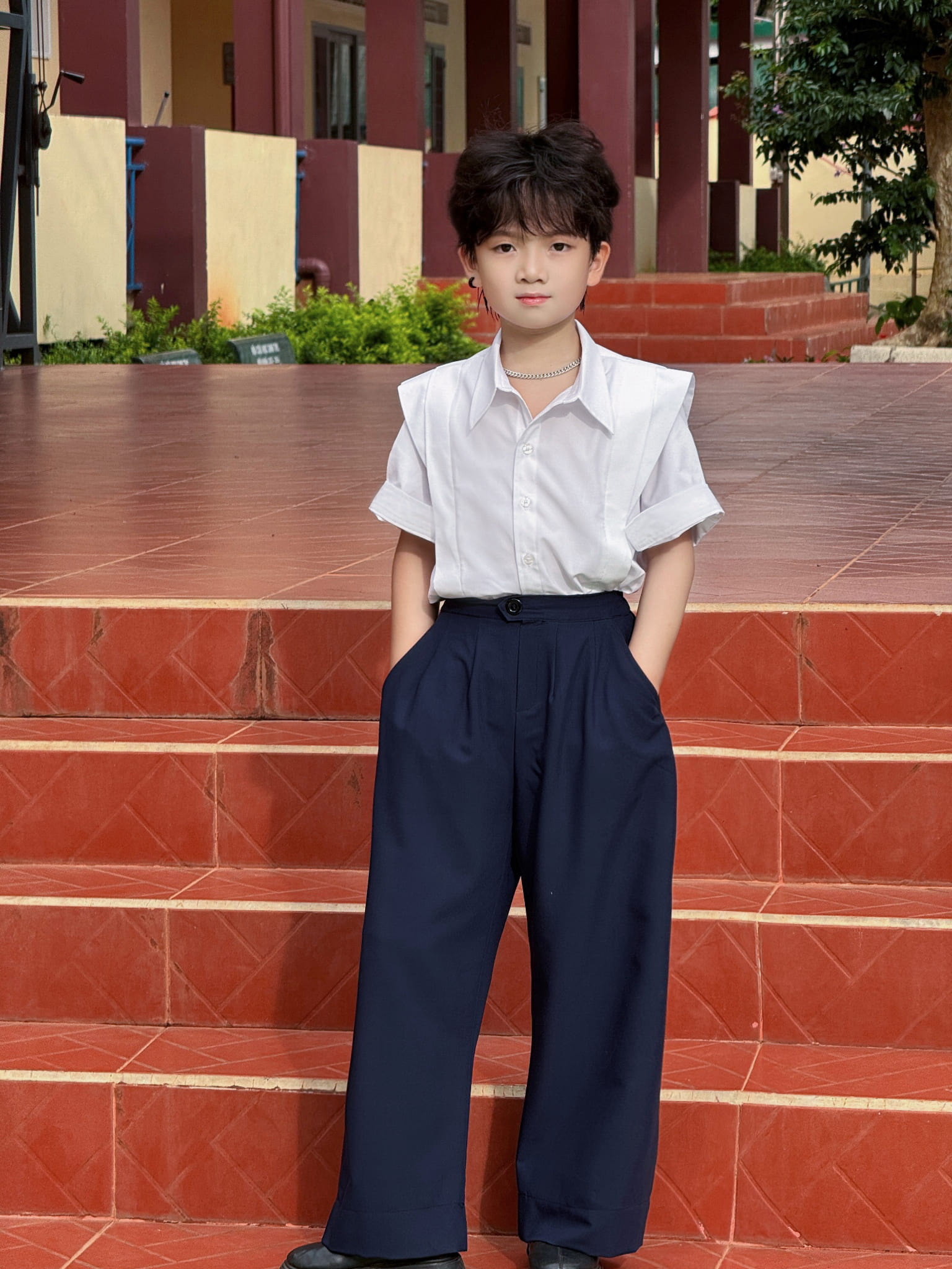 Áo Trắng Kem Đô Vai và Quần Sông Xanh Đen Chằng Xếp Cho Bé Trai._thumbnail_2