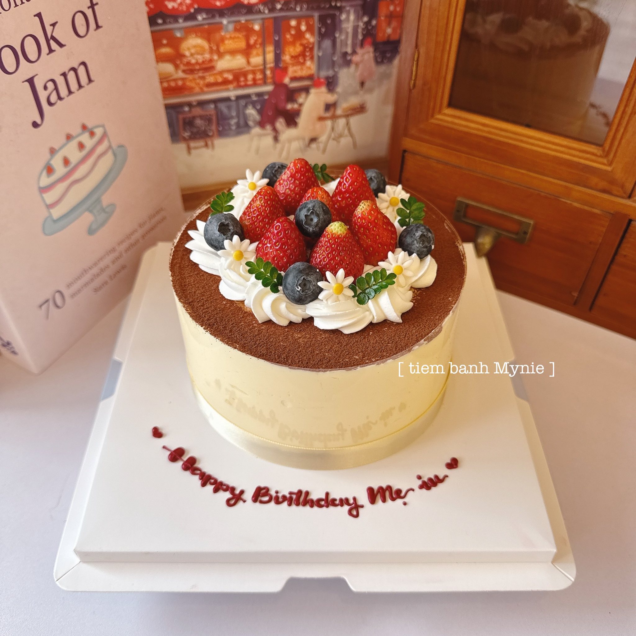 Bánh tiramisu trang trí dâu tây - TM001