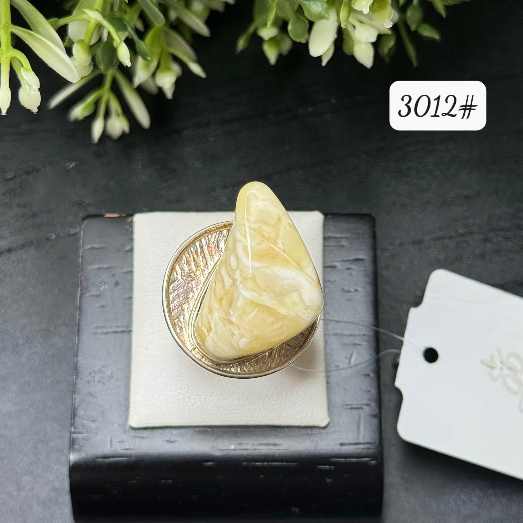 Nhẫn Hổ Phách Hoàng Gia Vân Bạch Dáng Non Bộ Khung Bạc - Mã 3012