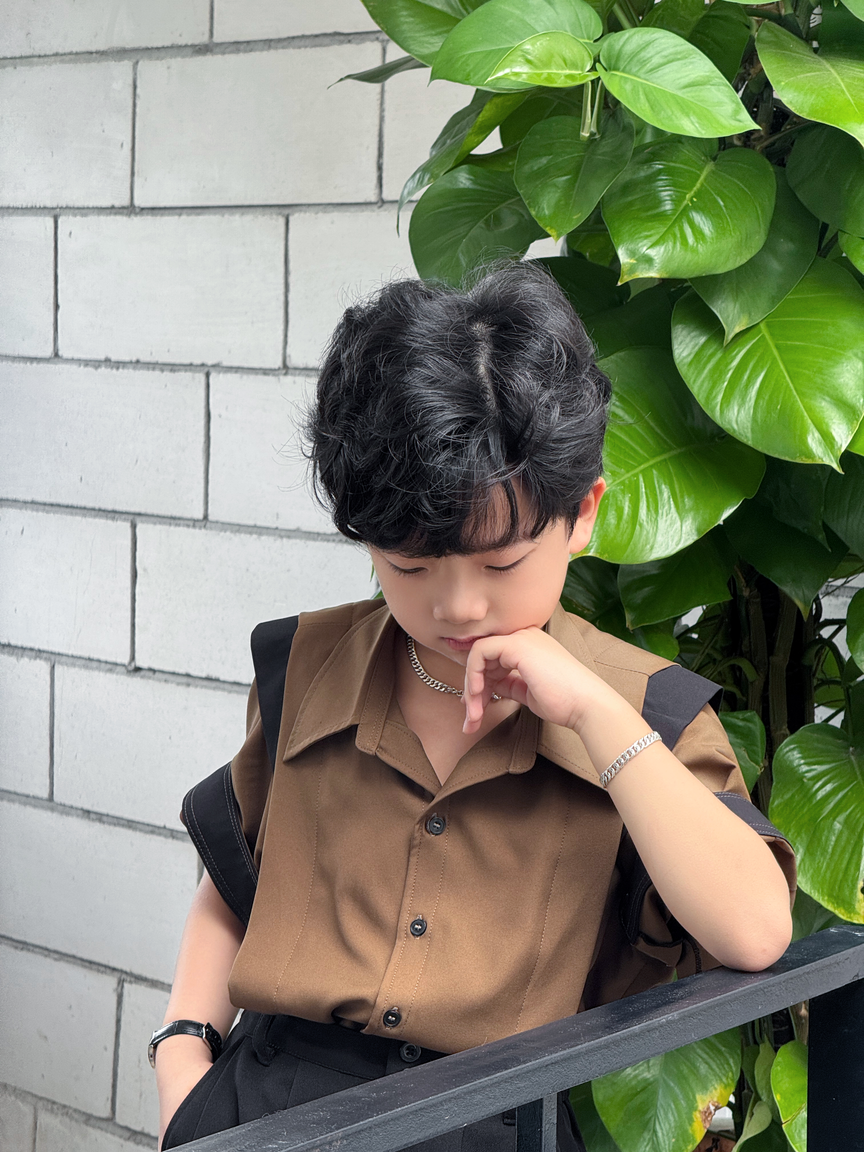 Áo Nâu Tây Đô Vai và Quần Suông Đen Cho Bé Trai._thumbnail_5