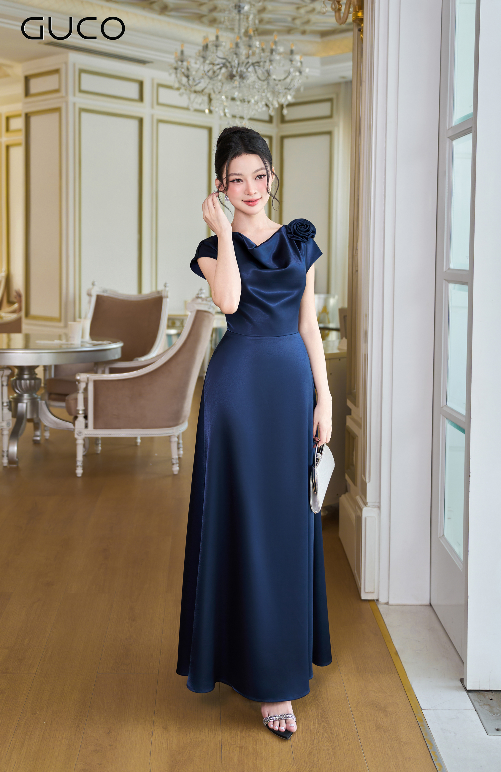 GUCO Đầm Dạ Hội Xanh Navy Cài Hoa Qúi Phái