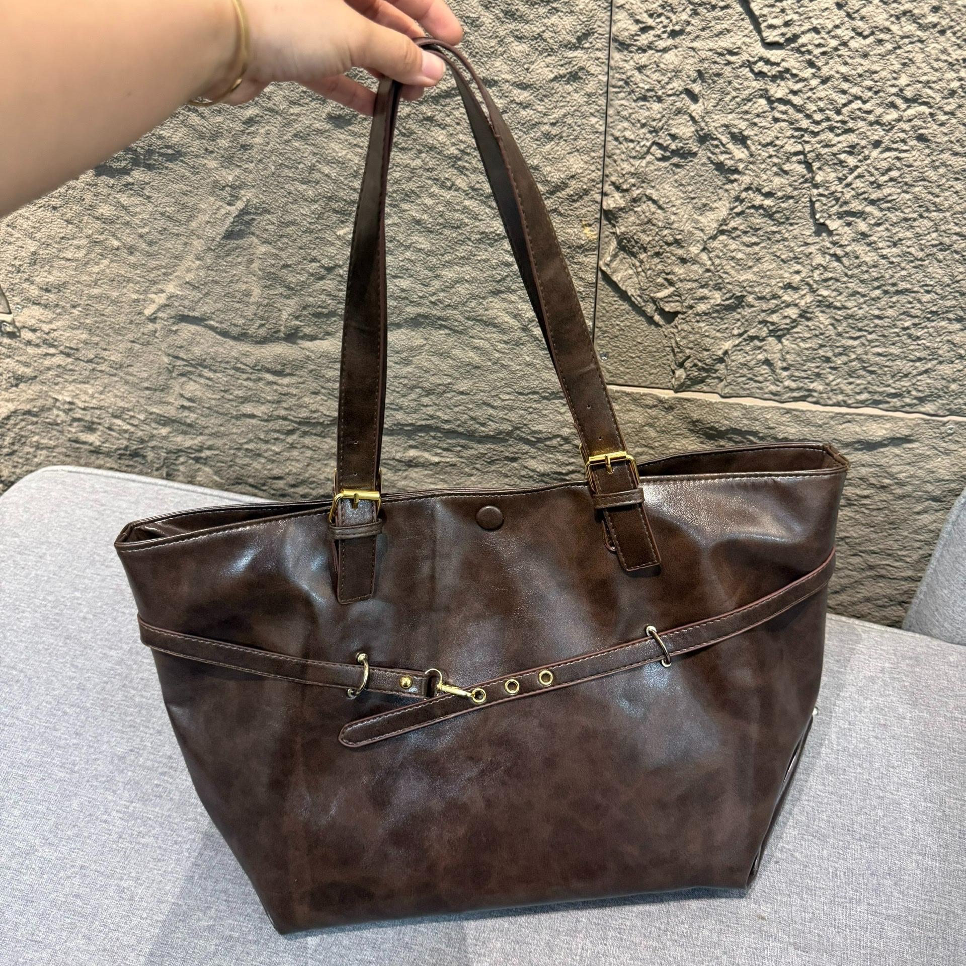 Túi Tote Da Nữ Phom Rộng Cổ Điển Túi Đeo Vai Cỡ Lớn Phối Dây Đai Khóa Ngang Thời Trang CUN423_thumbnail_1