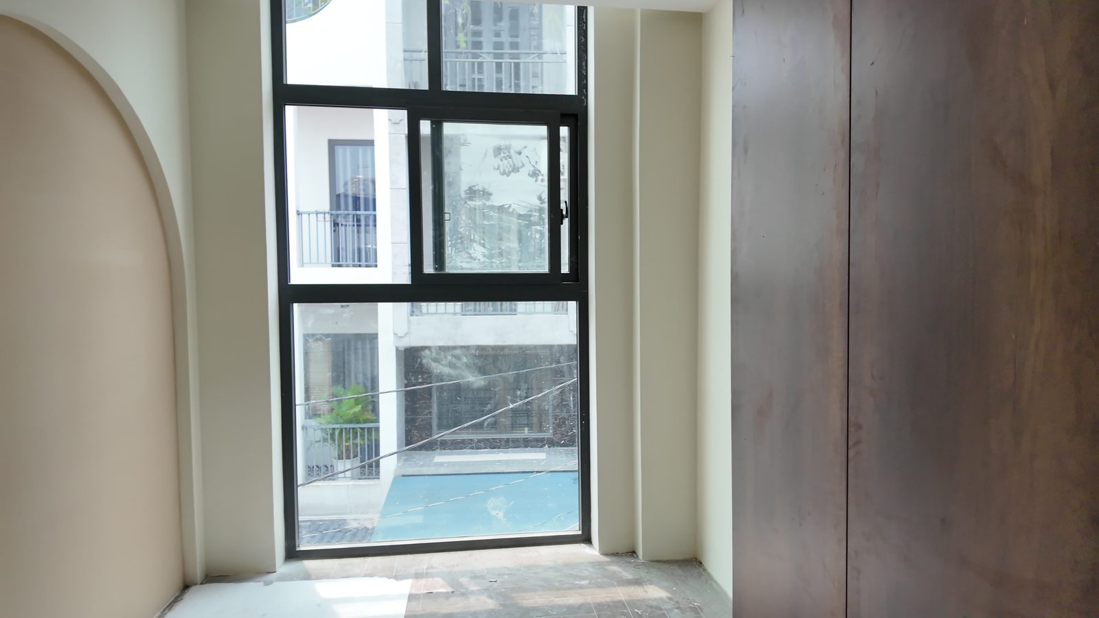 Phòng mặt trước có cửa sổ lớn nhìn ra đường