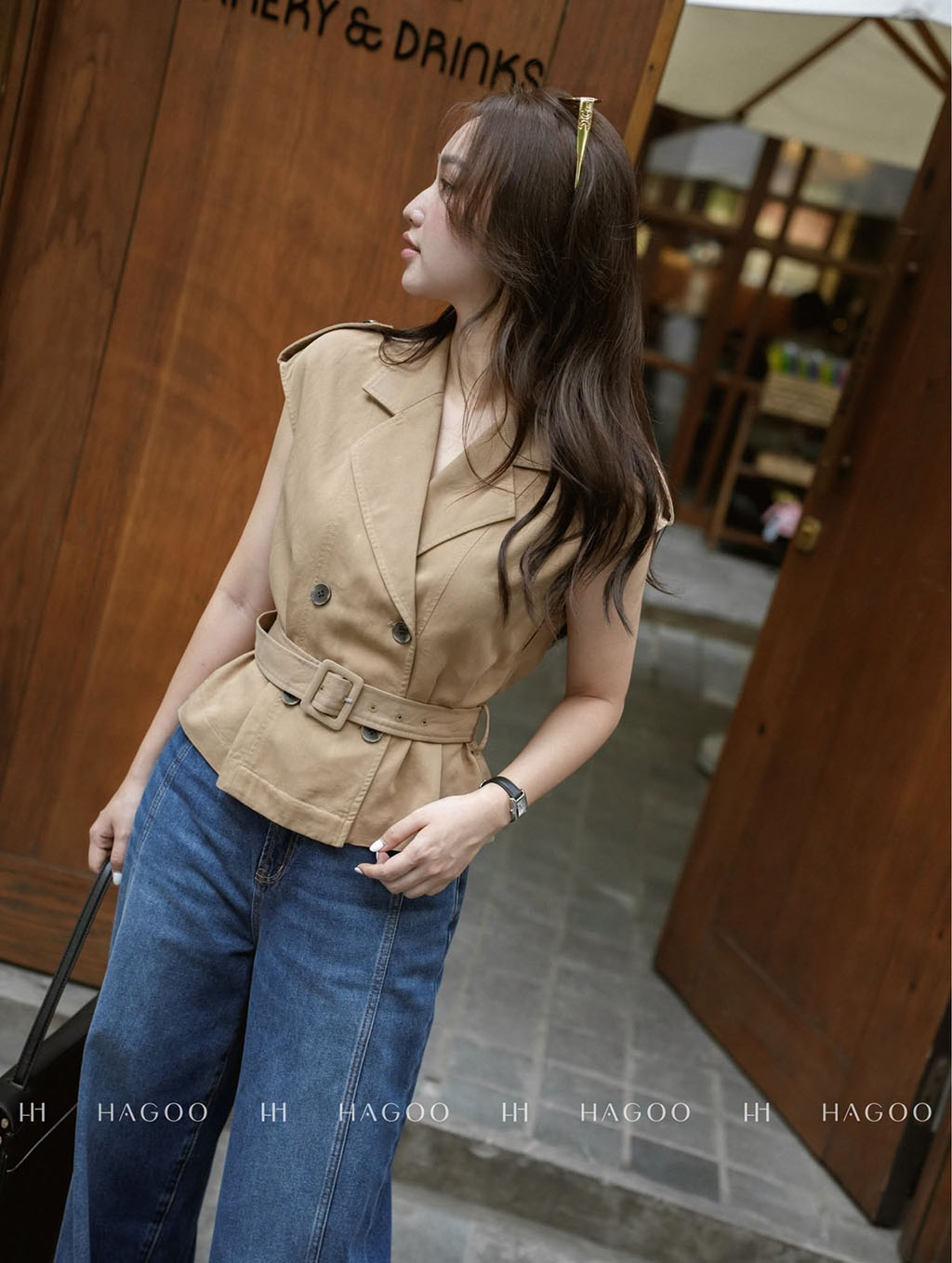 เสื้อเชิ้ตสีกากี มีปกและข้อมือแบบเย็บติด