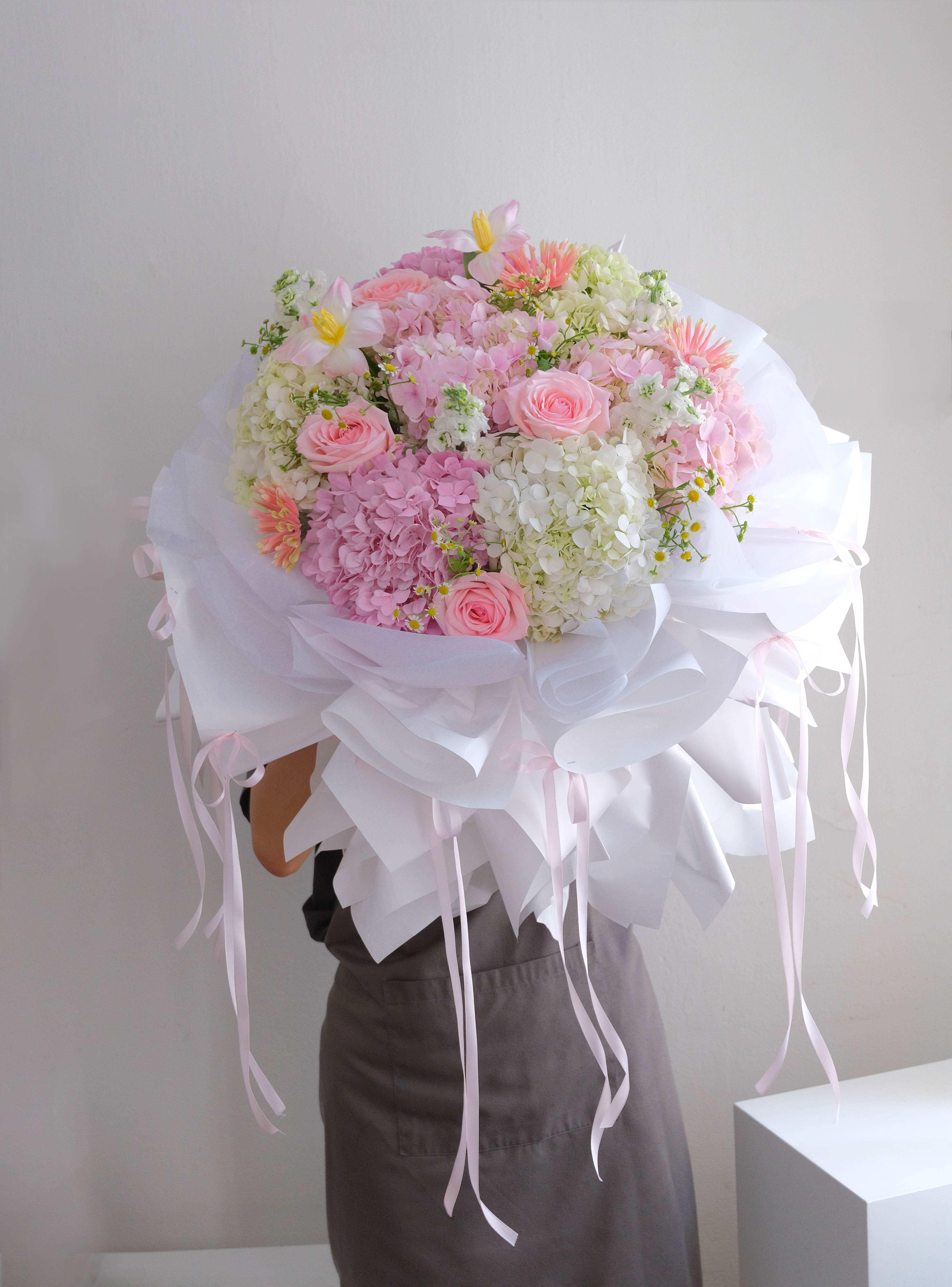 Bó hoa tú cầu Hồng/ Trắng mix cùng hoa phụ - Size XL