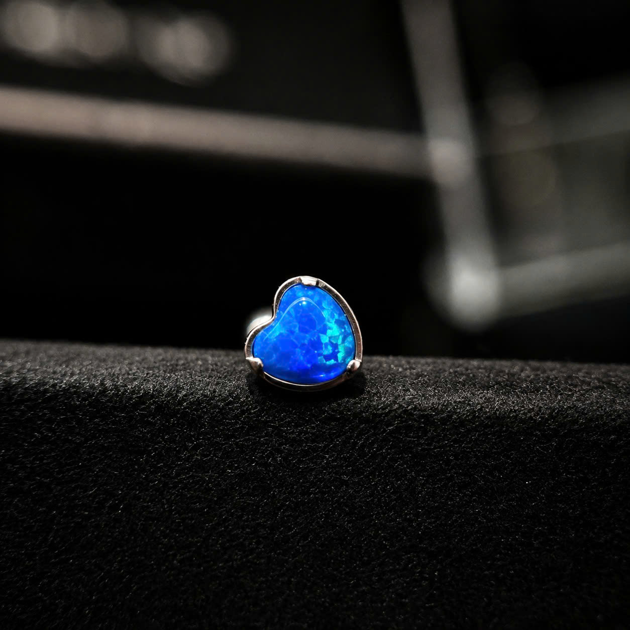 khuyên lưỡi titan trái tim opal xanh biển.