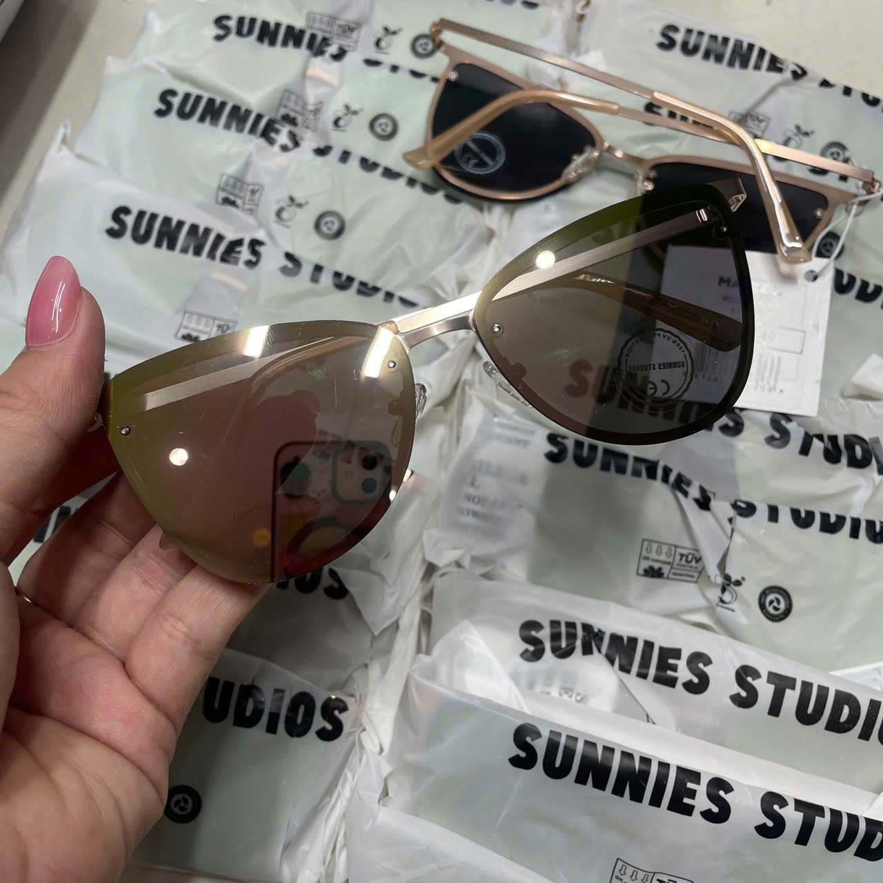 MAT KINH SUNNIES STUDIOS_thumbnail_9