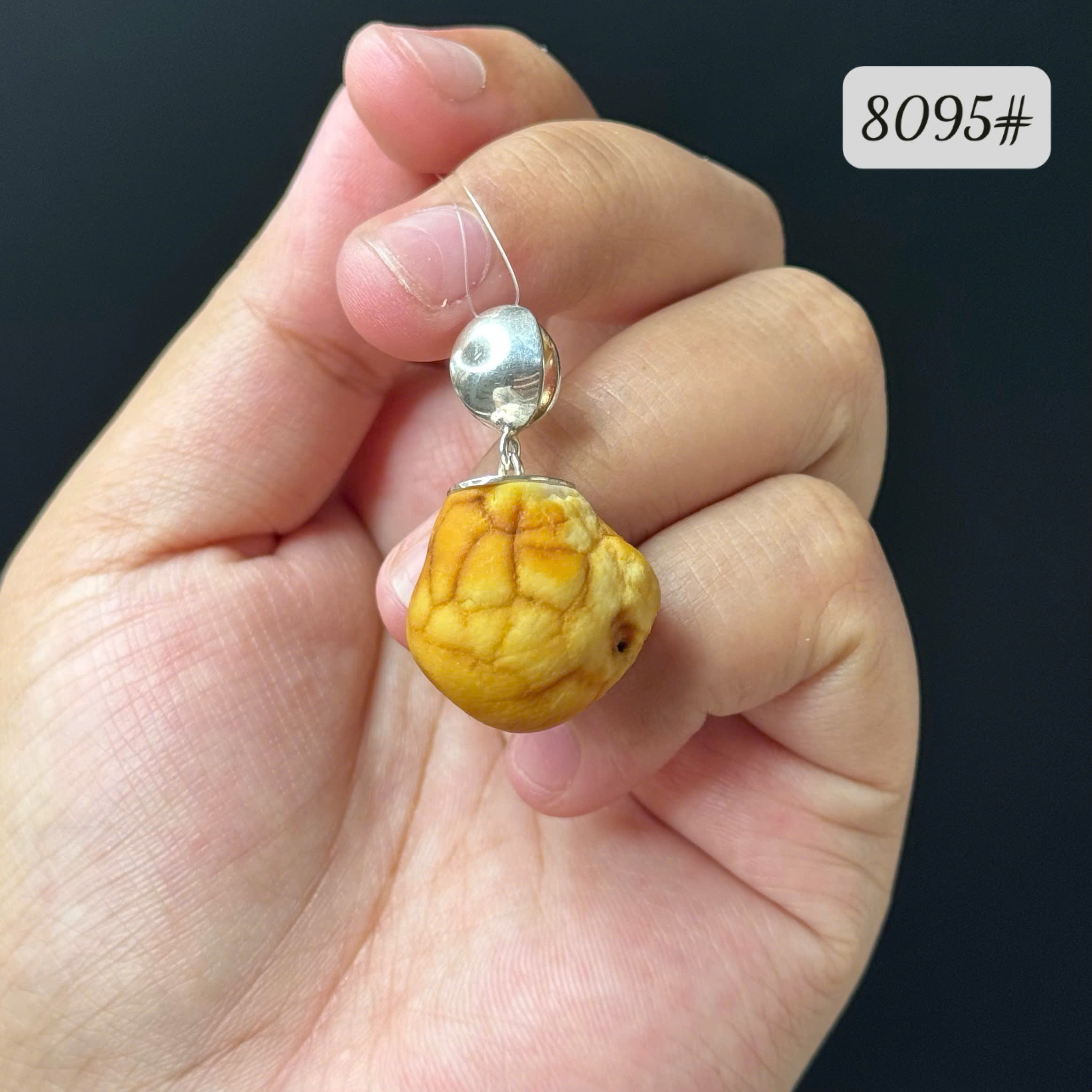 Mặt Dây Hổ Phách Vàng Vân Óc Chó Chốt Bạc - Mã 8095