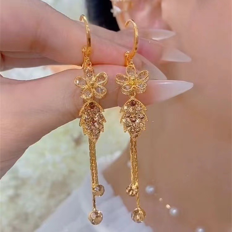 Hoa tai tua rua hình hoa và lá màu tím đính kim cương, kiểu dáng thời thượng pha lẫn nét sang trọng tinh tế, thuộc phân khúc cao cấp và được ưa chuộng theo phong cách Âu Mỹ