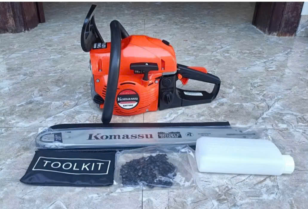 Cưa Xích Chạy Xăng KOMASU KM7900 – Máy Cưa Cầm Tay Công Suất Mạnh, Dùng Cắt Gỗ, Cắt Cành