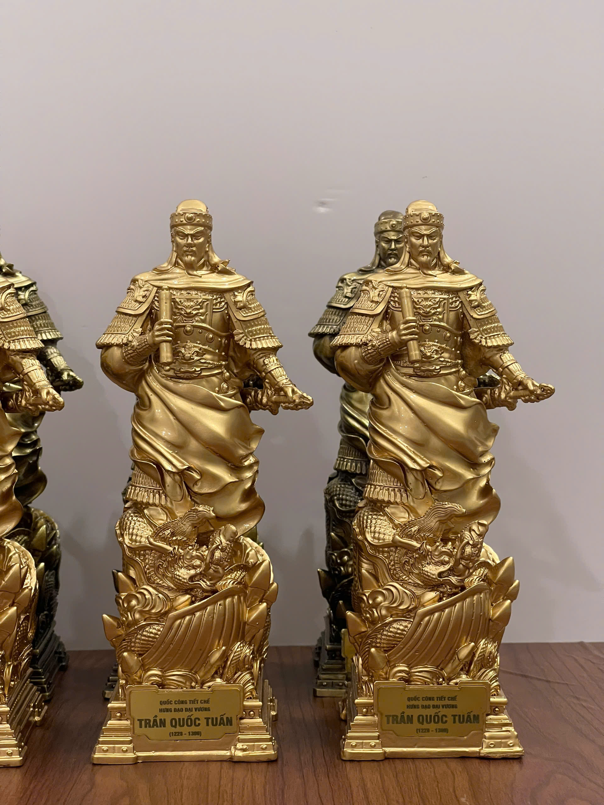 Tượng Hưng Đạo Đại Vương Trần Quốc Tuấn Màu Vàng Cao 42cm