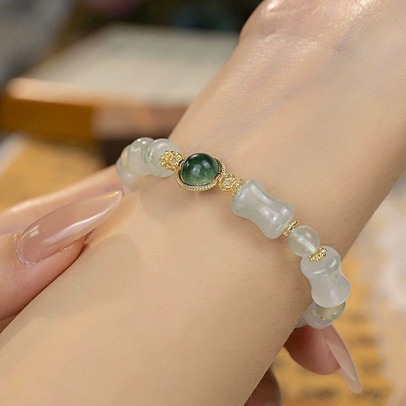 Vòng tay tre tươi mới và nghệ thuật, hoàn hảo cho Ngày của Mẹ
