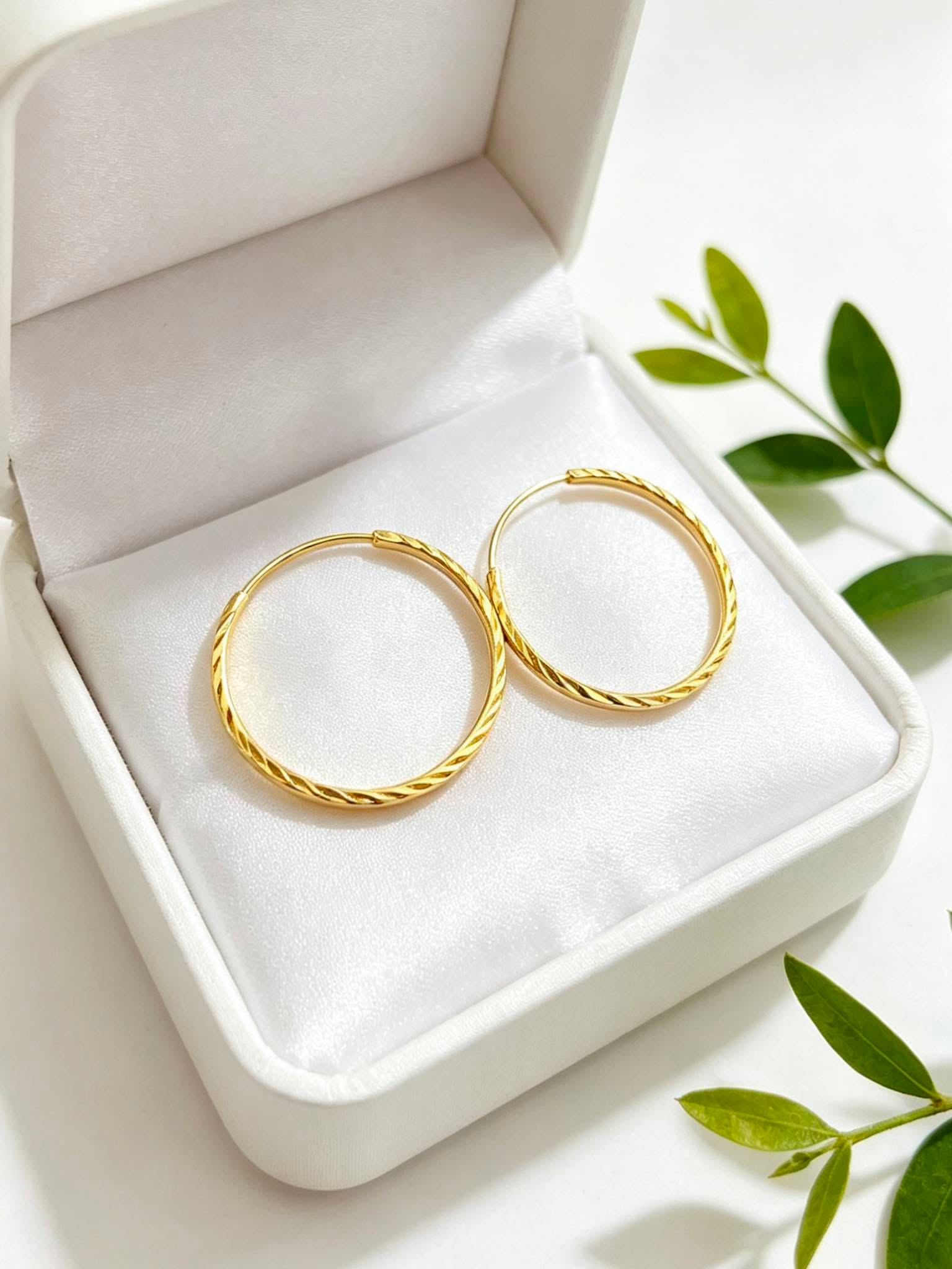 DIACUT LOOP EARRING