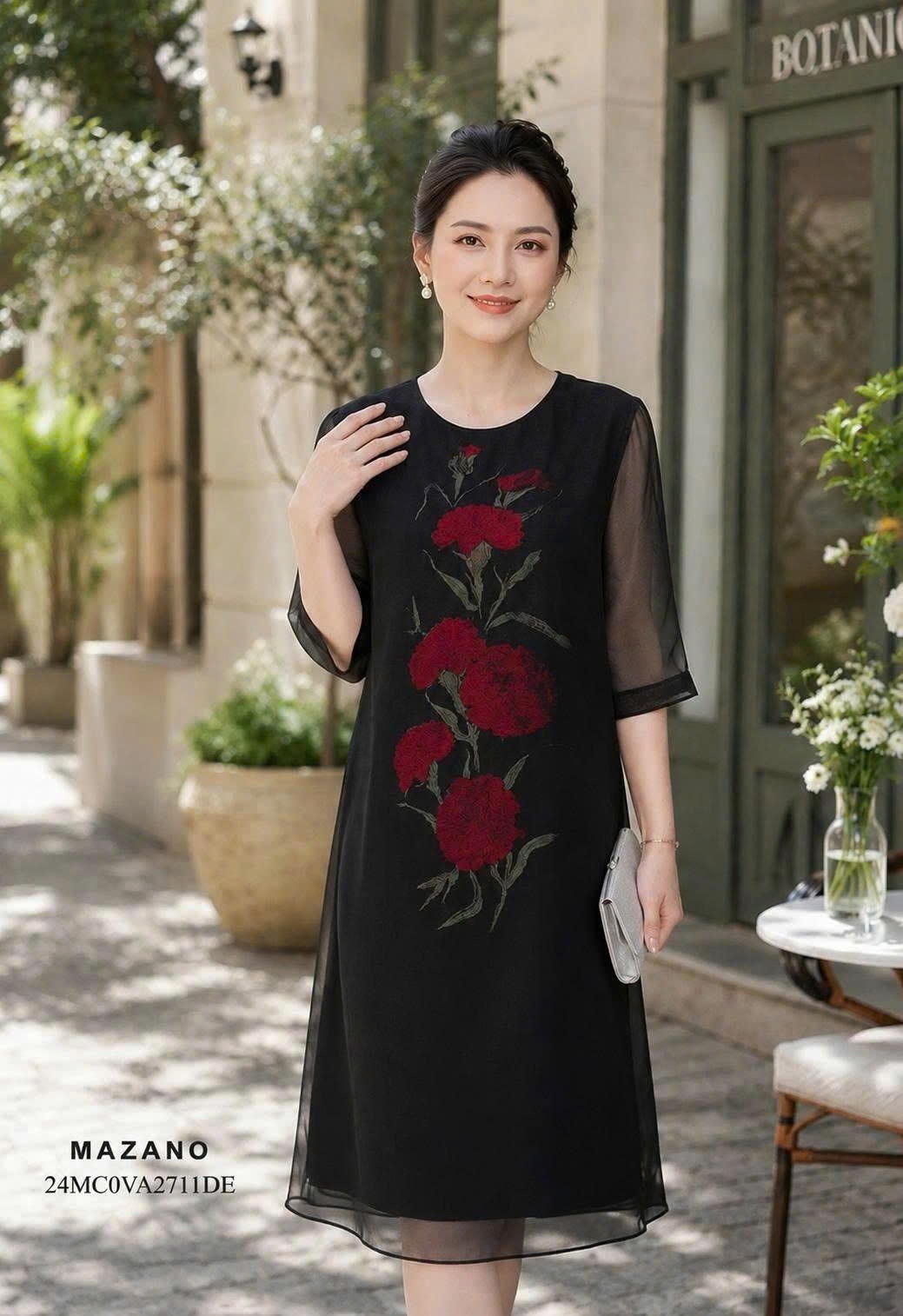 Váy Đầm suông Vải Voan tơ phủ trên vải lụa Họa tiết Hoa cẩm chướng cách điệu Cổ tròn vừa tay lỡ Dài qua gối 24MC0VA271IDE