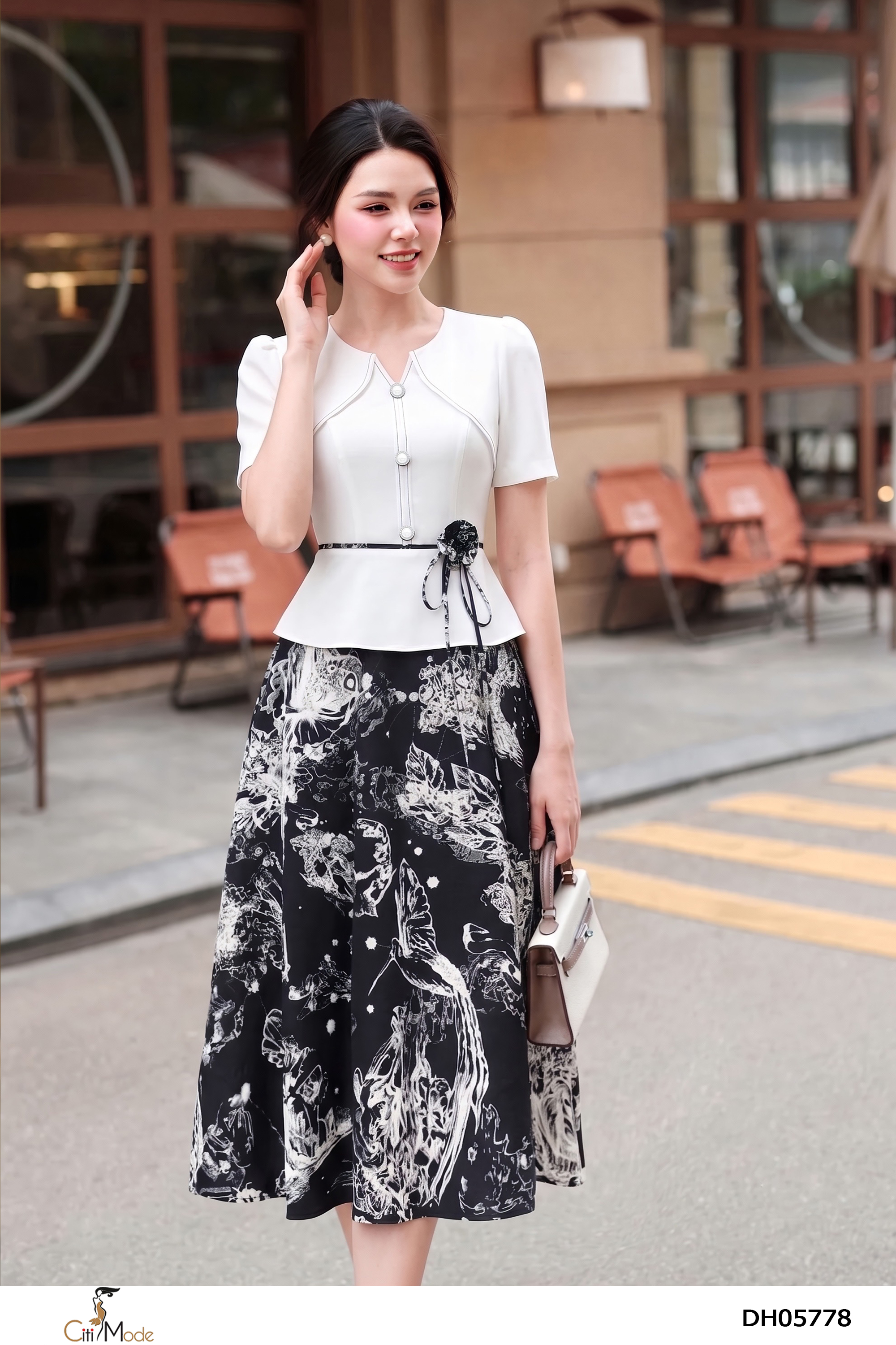 Đầm xòe hoa đen phối trắng, cổ V cách điệu phối hoa eo_thumbnail_5