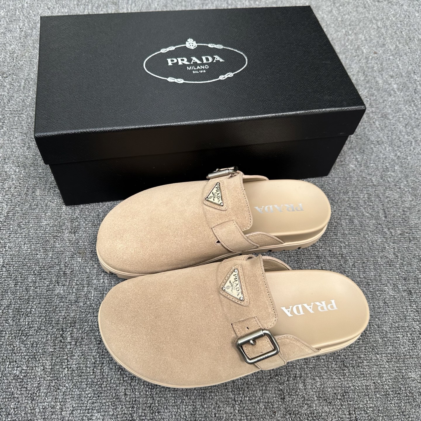 Sục PRADA