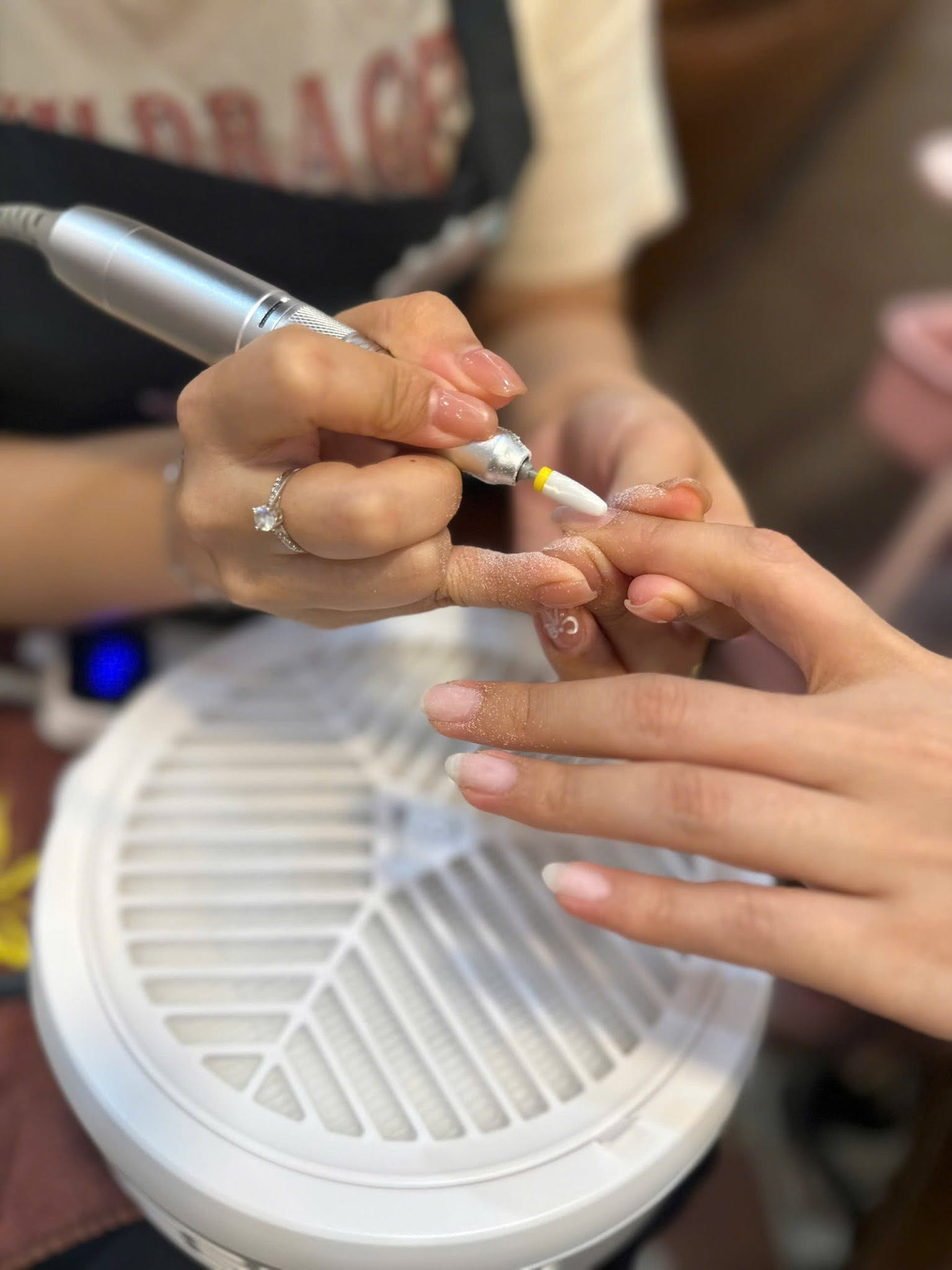 Tại sao nhiều salon nail có tay nghề tốt vẫn khó giữ chân khách hàng?