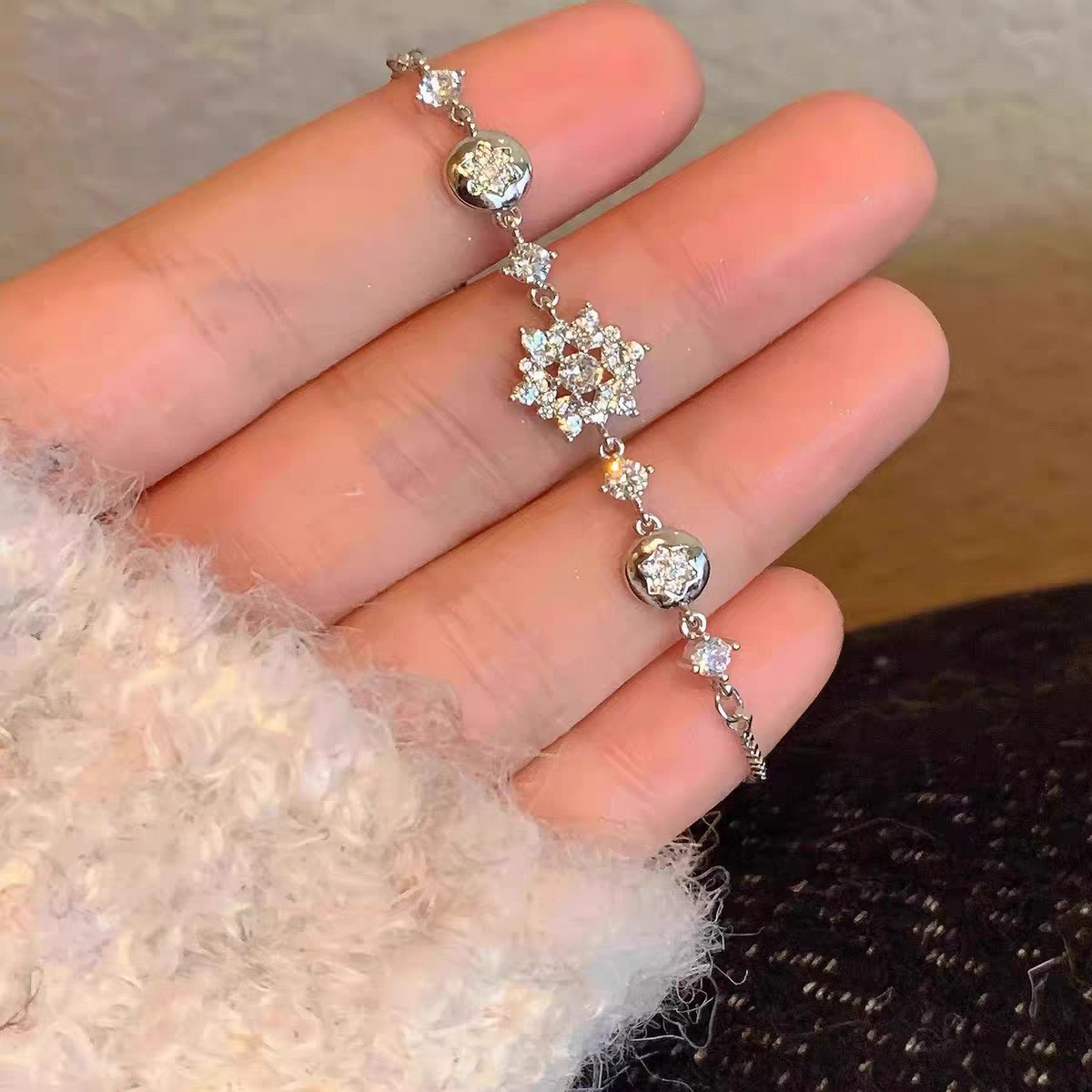Vòng tay kéo ra đính đá zircon hình hoa nhỏ lấp lánh dành cho nữ, phụ kiện trang sức cao cấp khảm kim cương hình hoa anh đào phù hợp mọi phong cách Màu sắc: Vòng tay kéo ra hình bông tuyết màu bạc