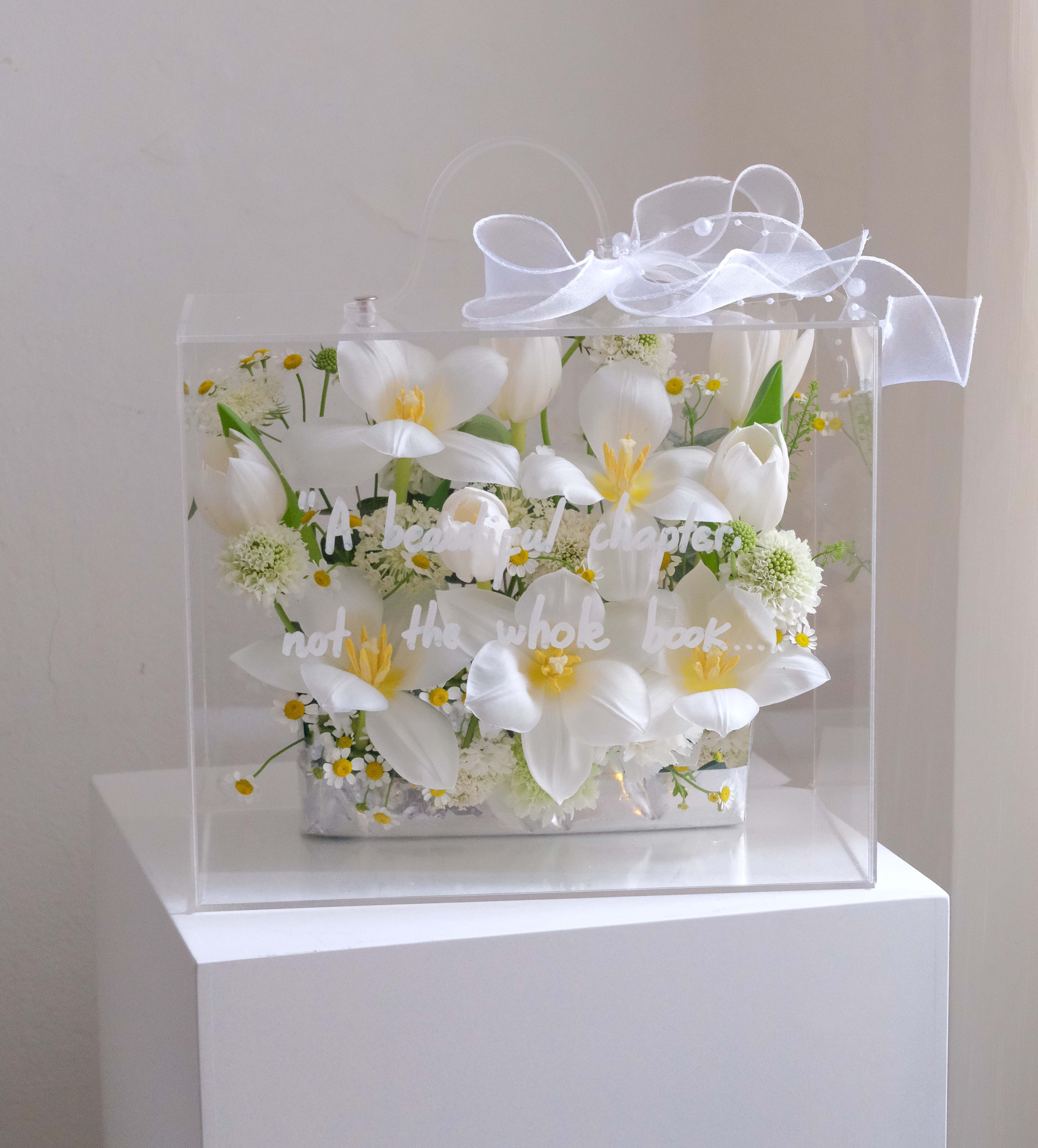 Hộp hoa Mica Tulip trắng - Size 22x27cm