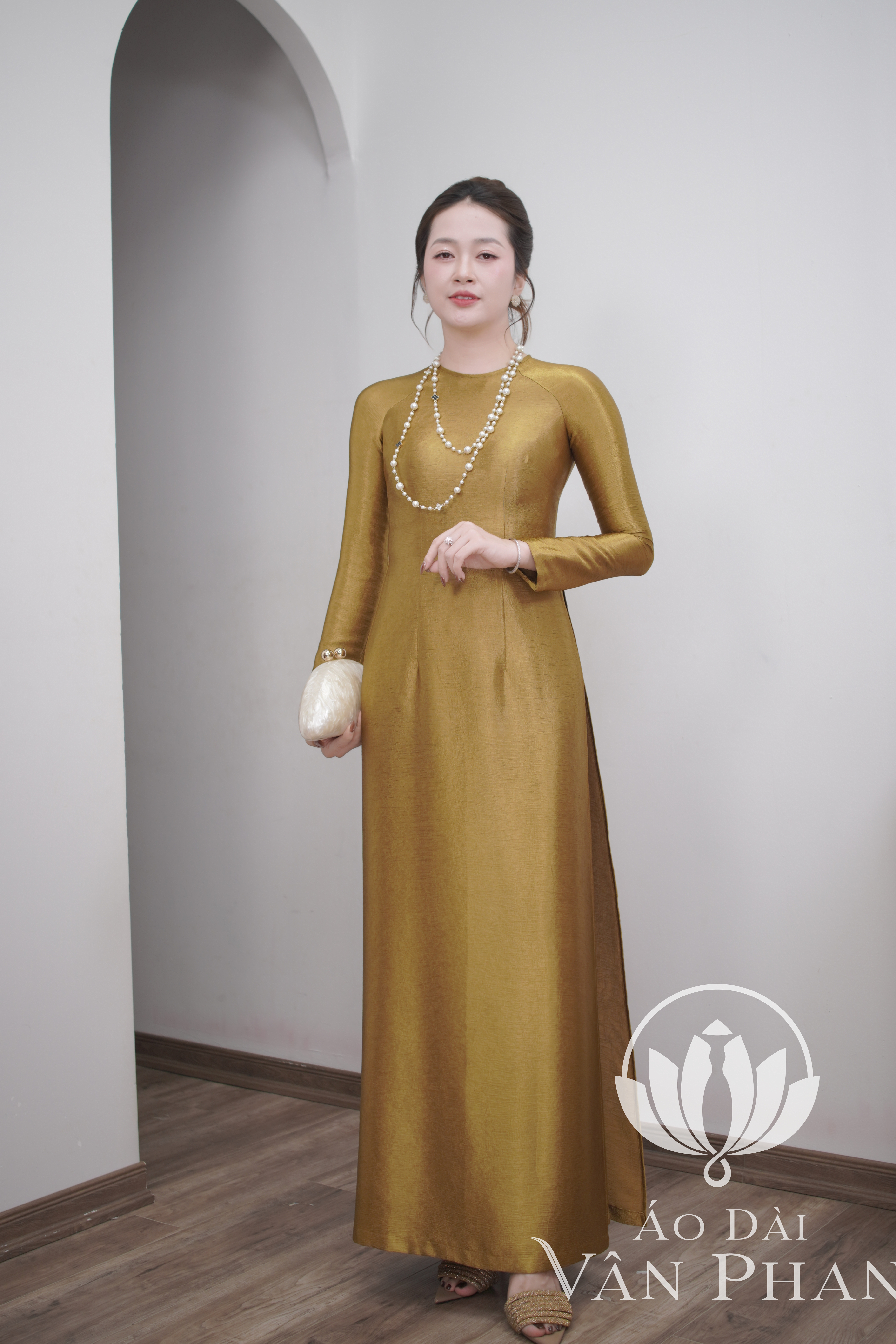 A3325CT áo dài cổ khít tay dài lụa dubai tráng gương màu nâu kiwi_thumbnail_2